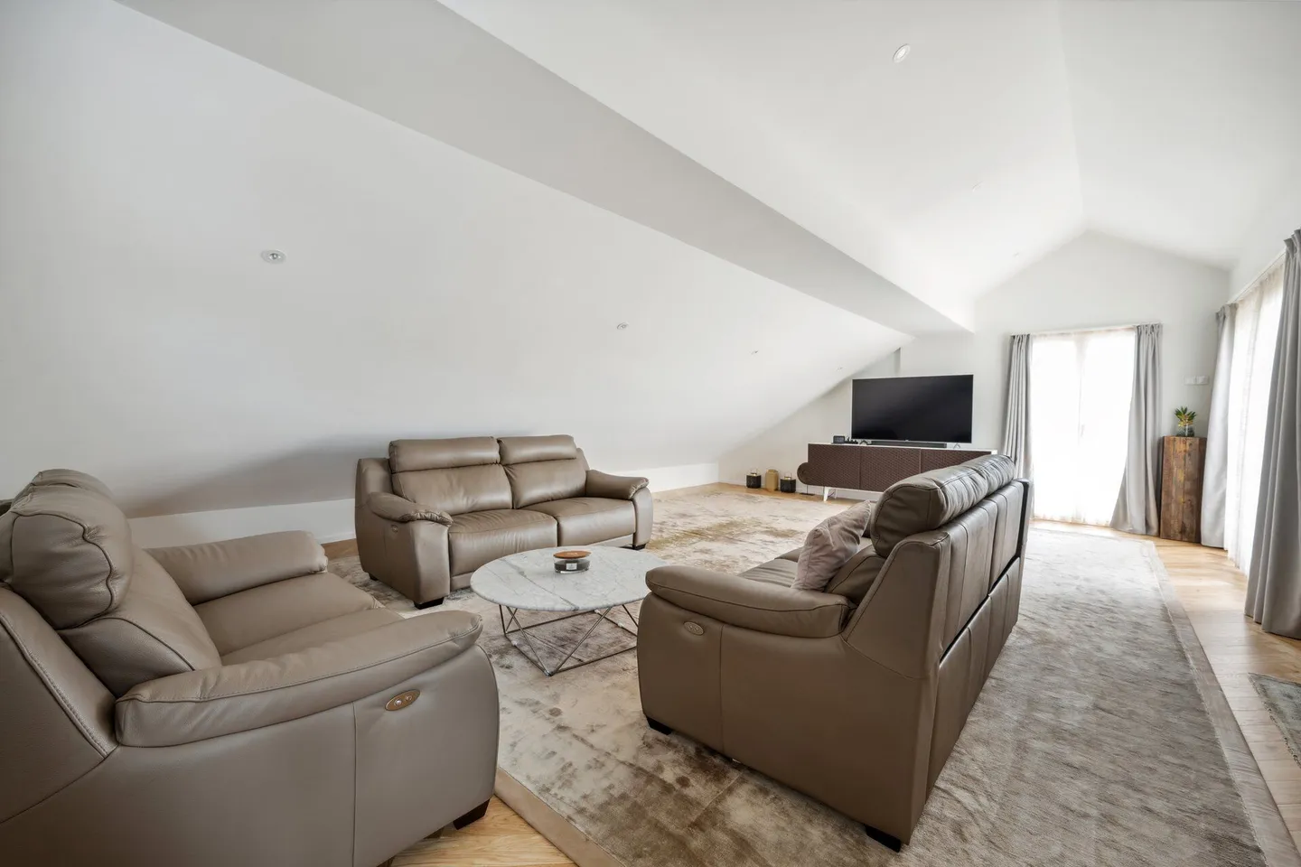 SPACIOUS 5.5 ROOM PENTHOUSE APARTMENT - Photo 1 of 10