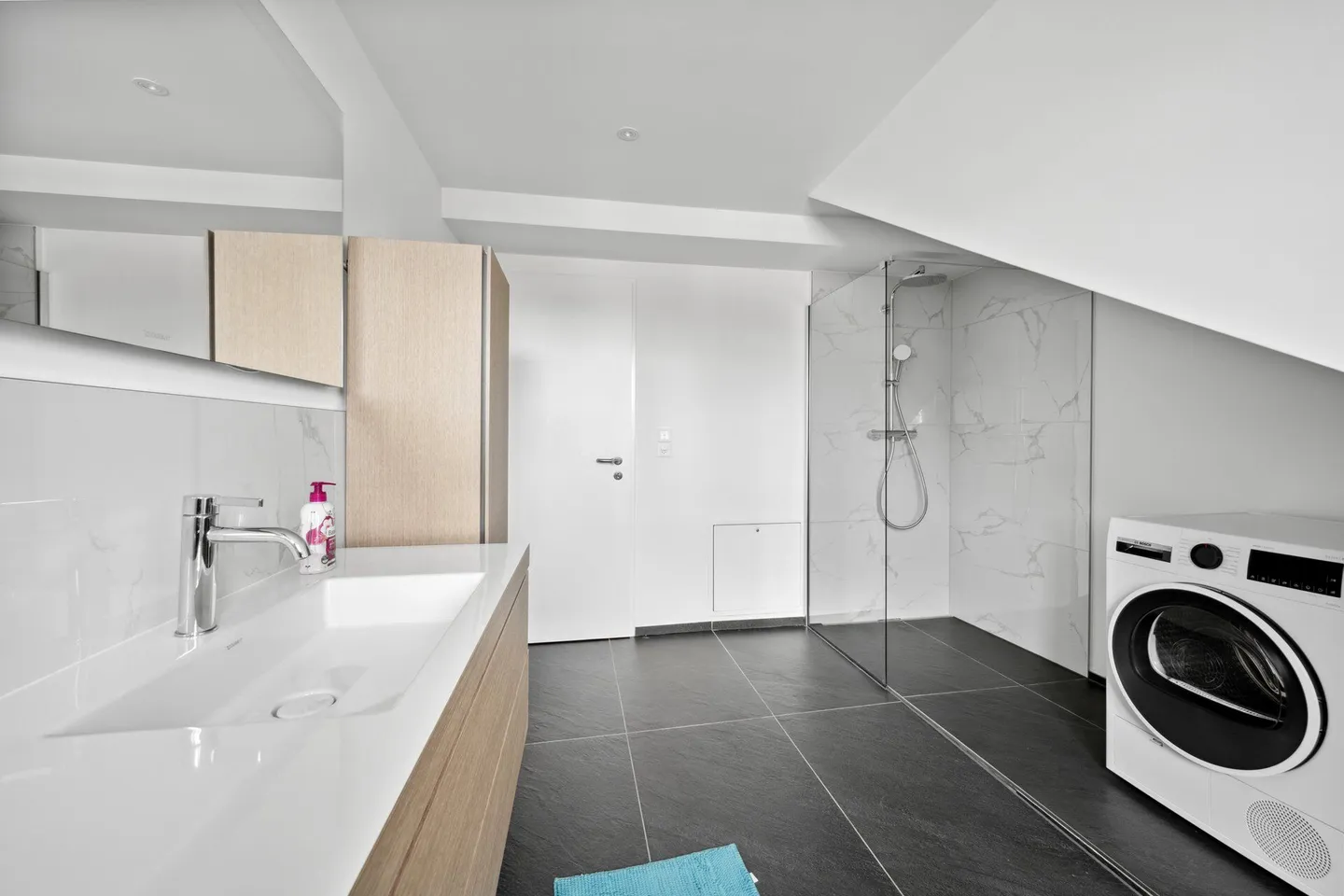 SPACIOUS 5.5 ROOM PENTHOUSE APARTMENT - Photo 4 of 10