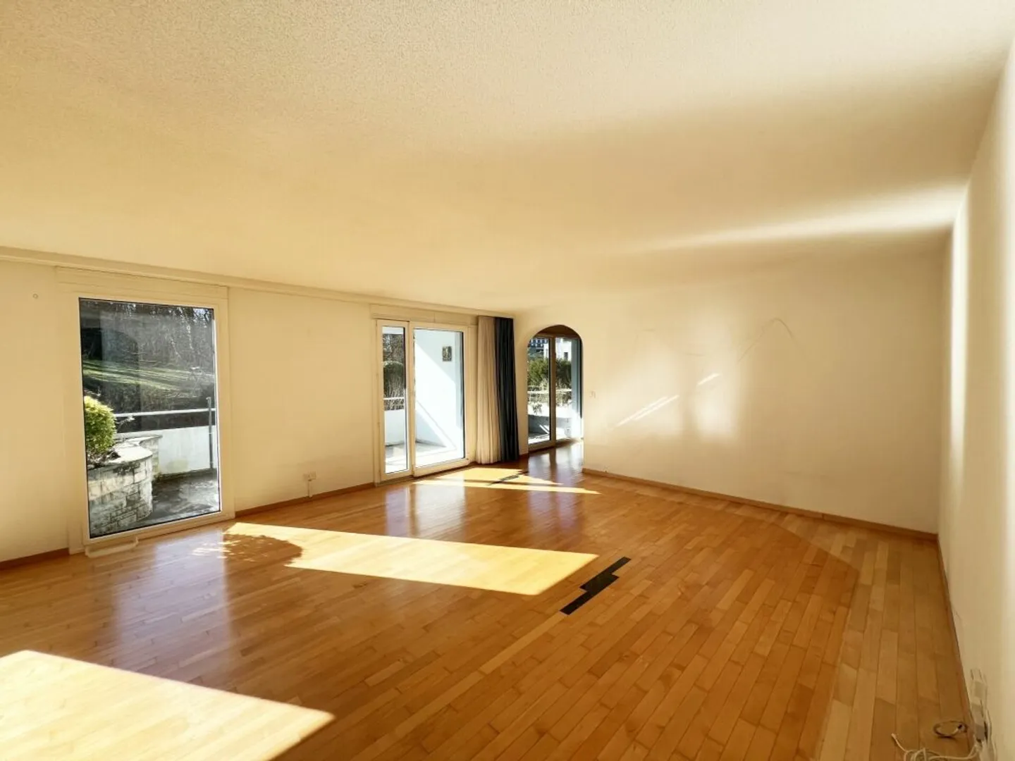 Spacious 6½-Room Apartment - Photo 2 of 9