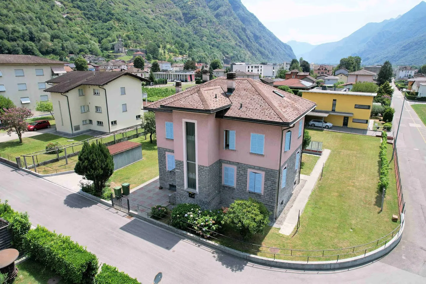 Zweifamilienhaus mit Entwicklungspotenzial - Foto 3 von 19