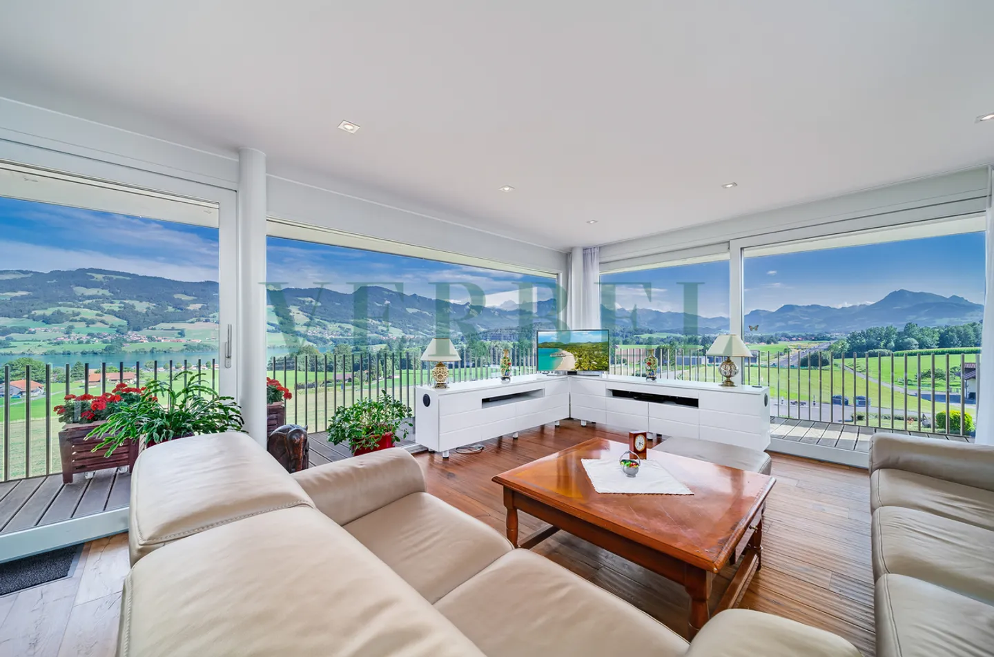 Penthouse duplex with exceptional view of the lake and mountains - Photo 1 of 17