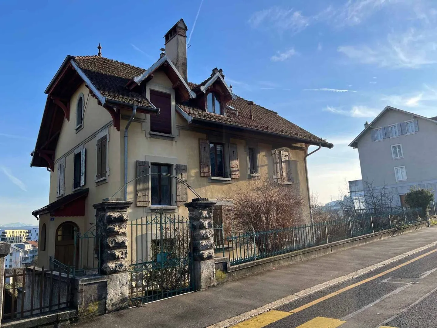 Mietshaus angrenzend an die Innenstadt mit Parkplätzen - Foto 3 von 12