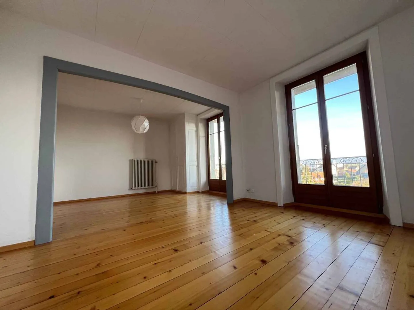 Mietshaus angrenzend an die Innenstadt mit Parkplätzen - Foto 5 von 12