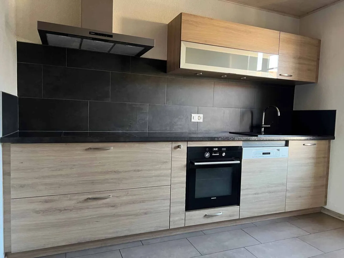 Mietshaus angrenzend an die Innenstadt mit Parkplätzen - Foto 6 von 12