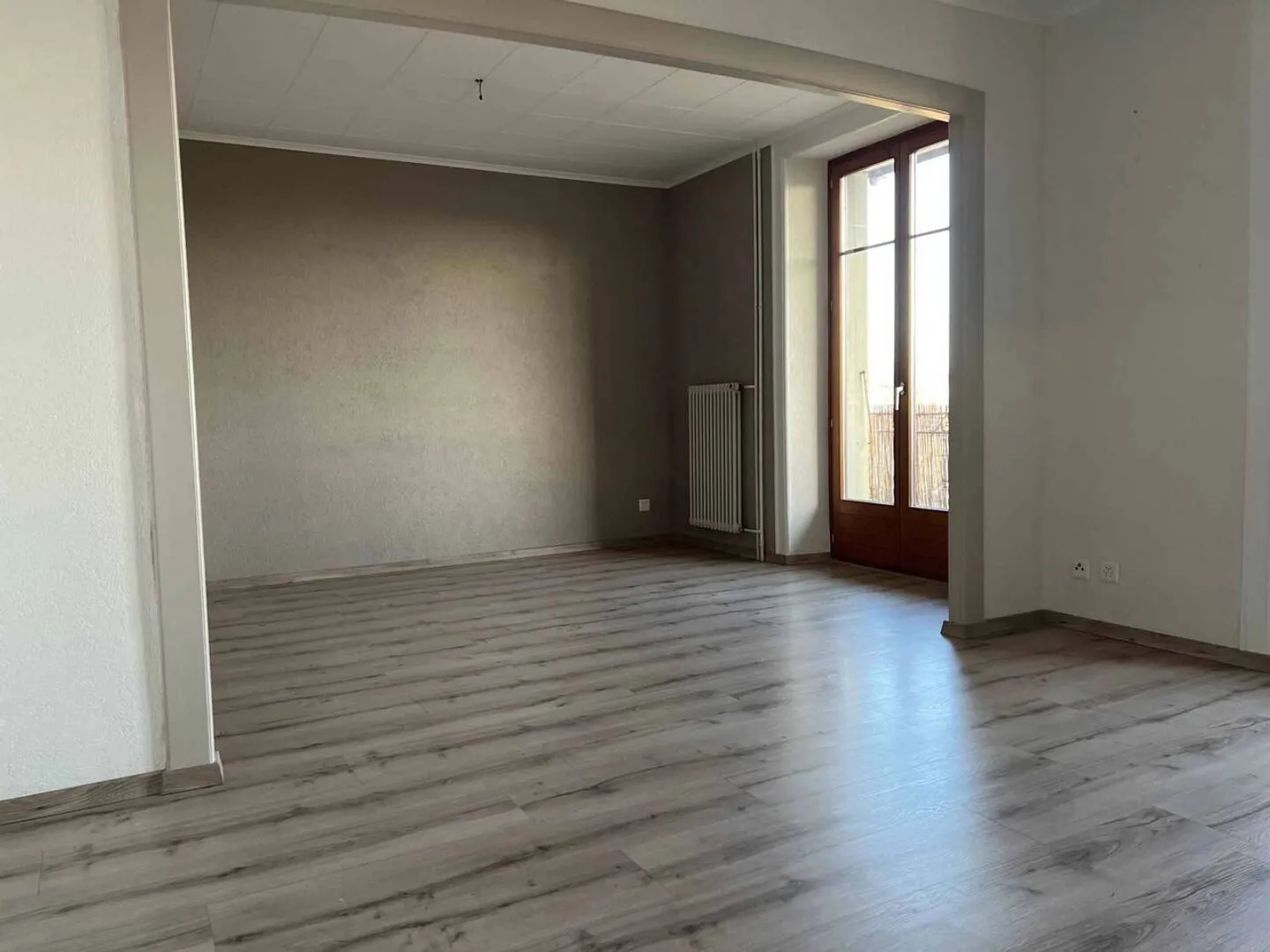 Mietshaus angrenzend an die Innenstadt mit Parkplätzen - Foto 7 von 12