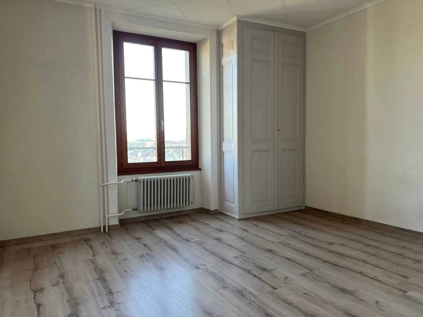 Mietshaus angrenzend an die Innenstadt mit Parkplätzen - Foto 8 von 12