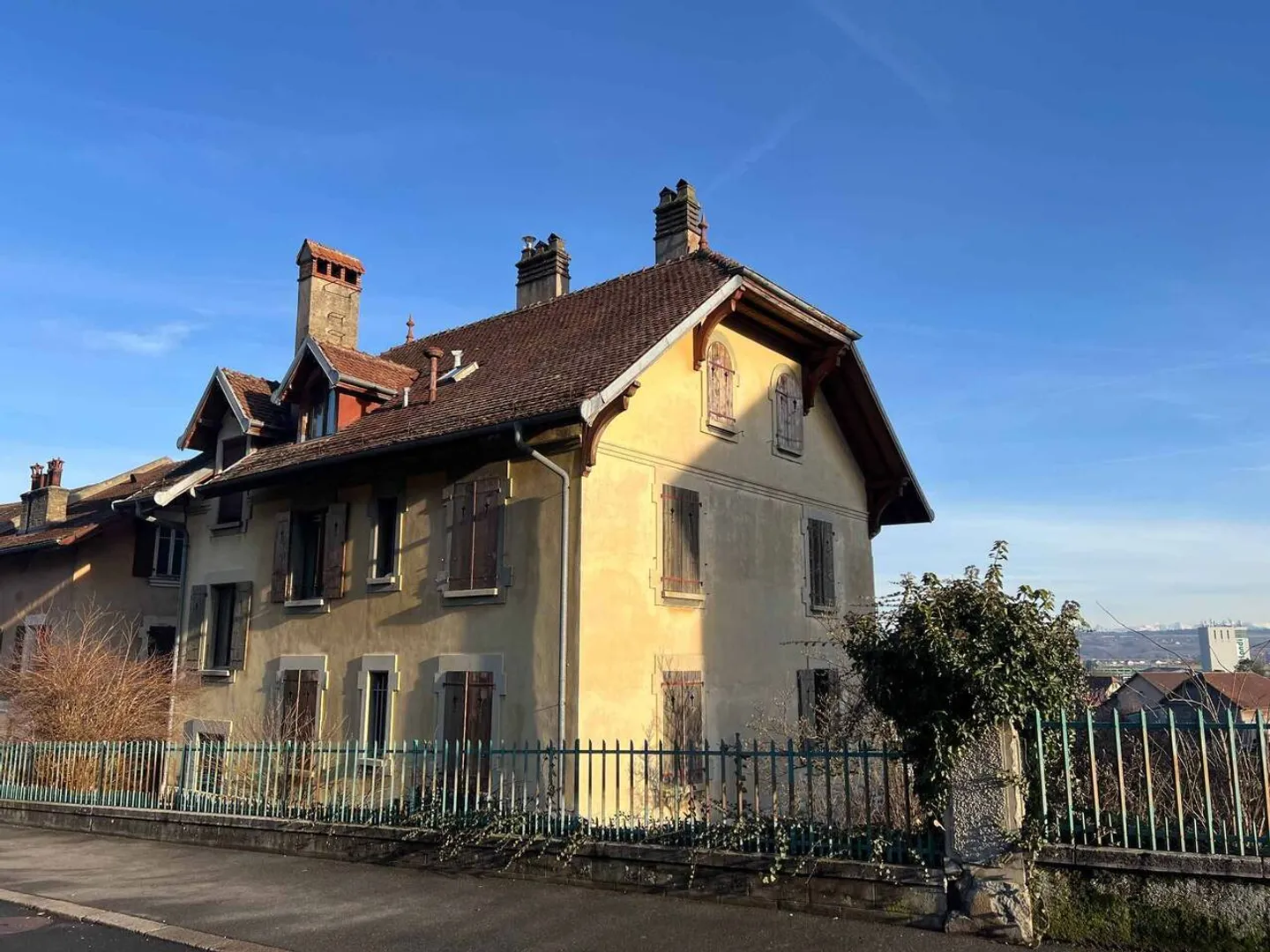 Mietshaus angrenzend an die Innenstadt mit Parkplätzen - Foto 1 von 12