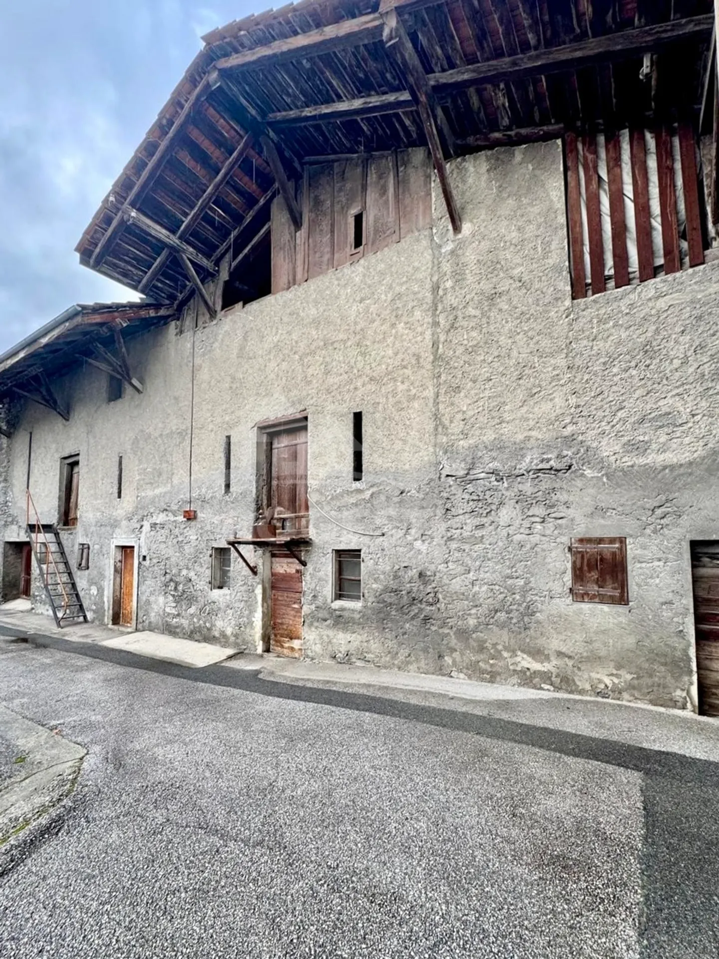 BUILDING WITH HIGH POTENTIAL - TWO APARTMENTS AND CONVERTIBLE BARNS - Photo 2 of 13