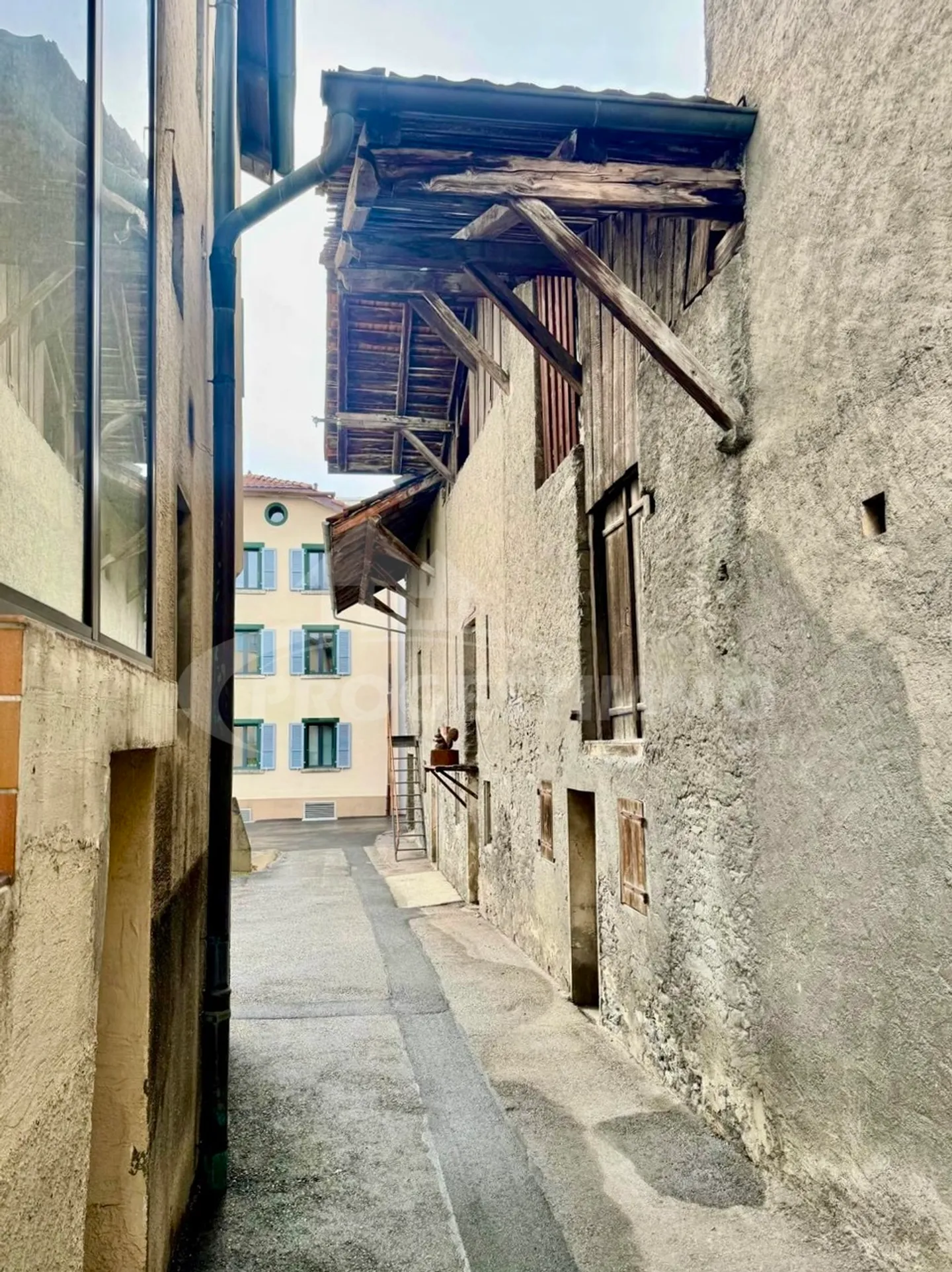 BUILDING WITH HIGH POTENTIAL - TWO APARTMENTS AND CONVERTIBLE BARNS - Photo 3 of 13