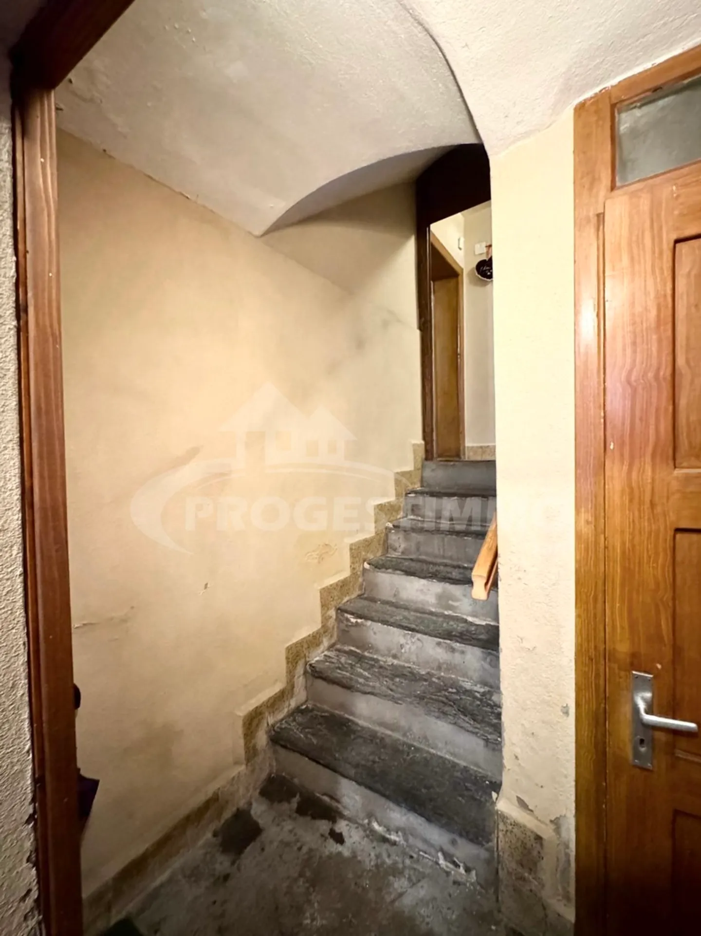 BUILDING WITH HIGH POTENTIAL - TWO APARTMENTS AND CONVERTIBLE BARNS - Photo 6 of 13