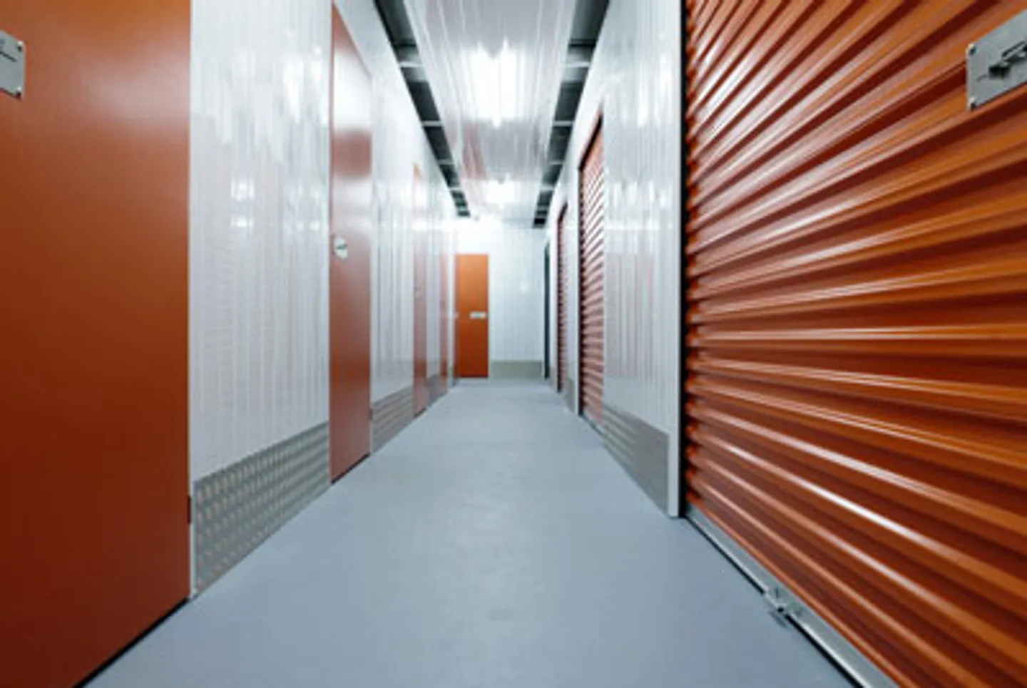 Espaces de stockage entre 1m3 et 40m3 flexibles et bon marché à louer. Pas de préavis. - Photo 2 sur 11