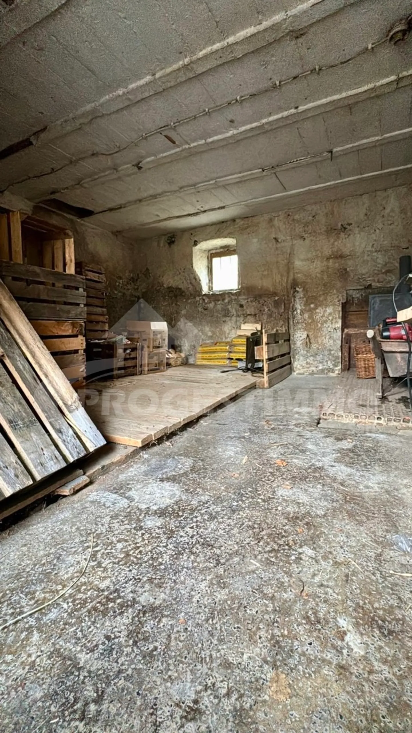 BUILDING WITH HIGH POTENTIAL - TWO APARTMENTS AND CONVERTIBLE BARNS - Photo 7 of 13