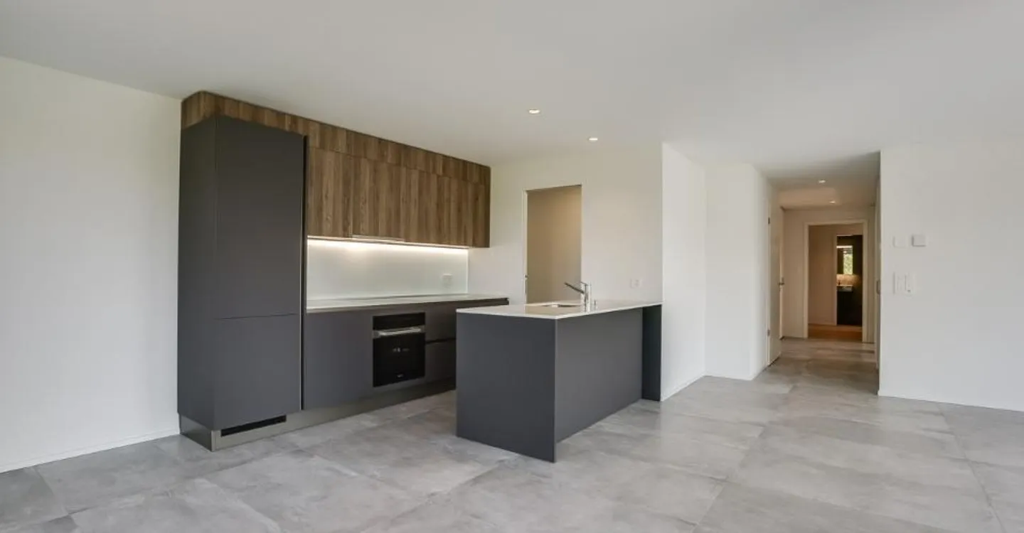 Condominium Apartment - Photo 4 of 9