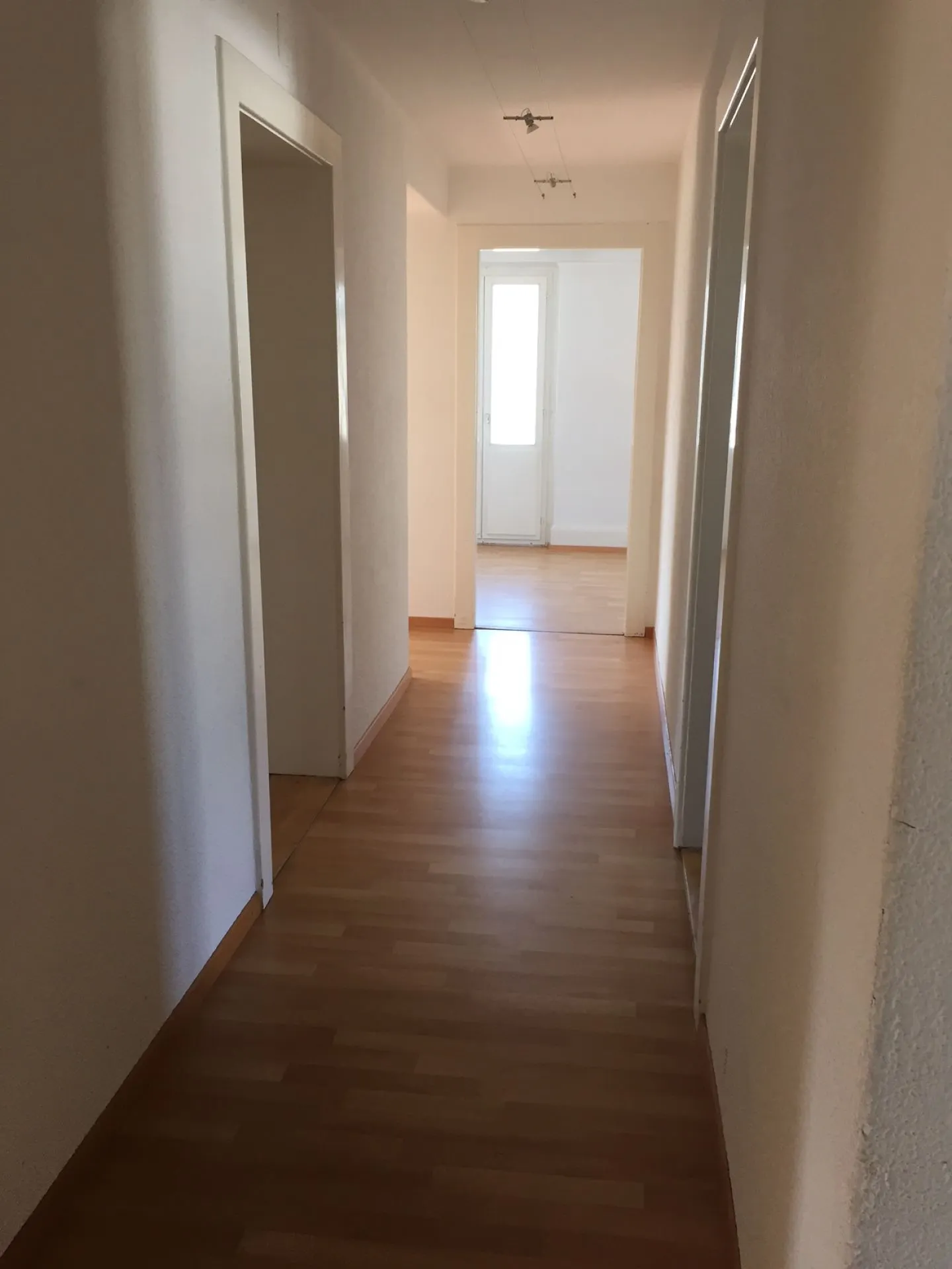 Sunny 4-room apartment - Photo 7 of 11