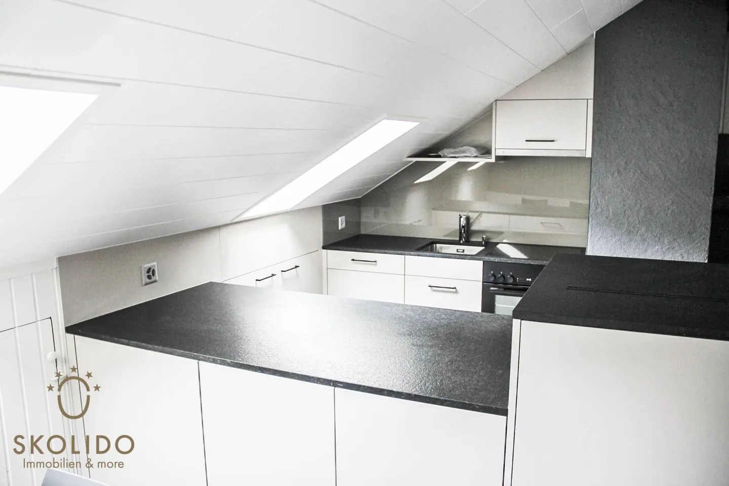 Bellissimo appartamento duplex ristrutturato e arredato di 3,5 locali a Visp - Foto 2 di 17
