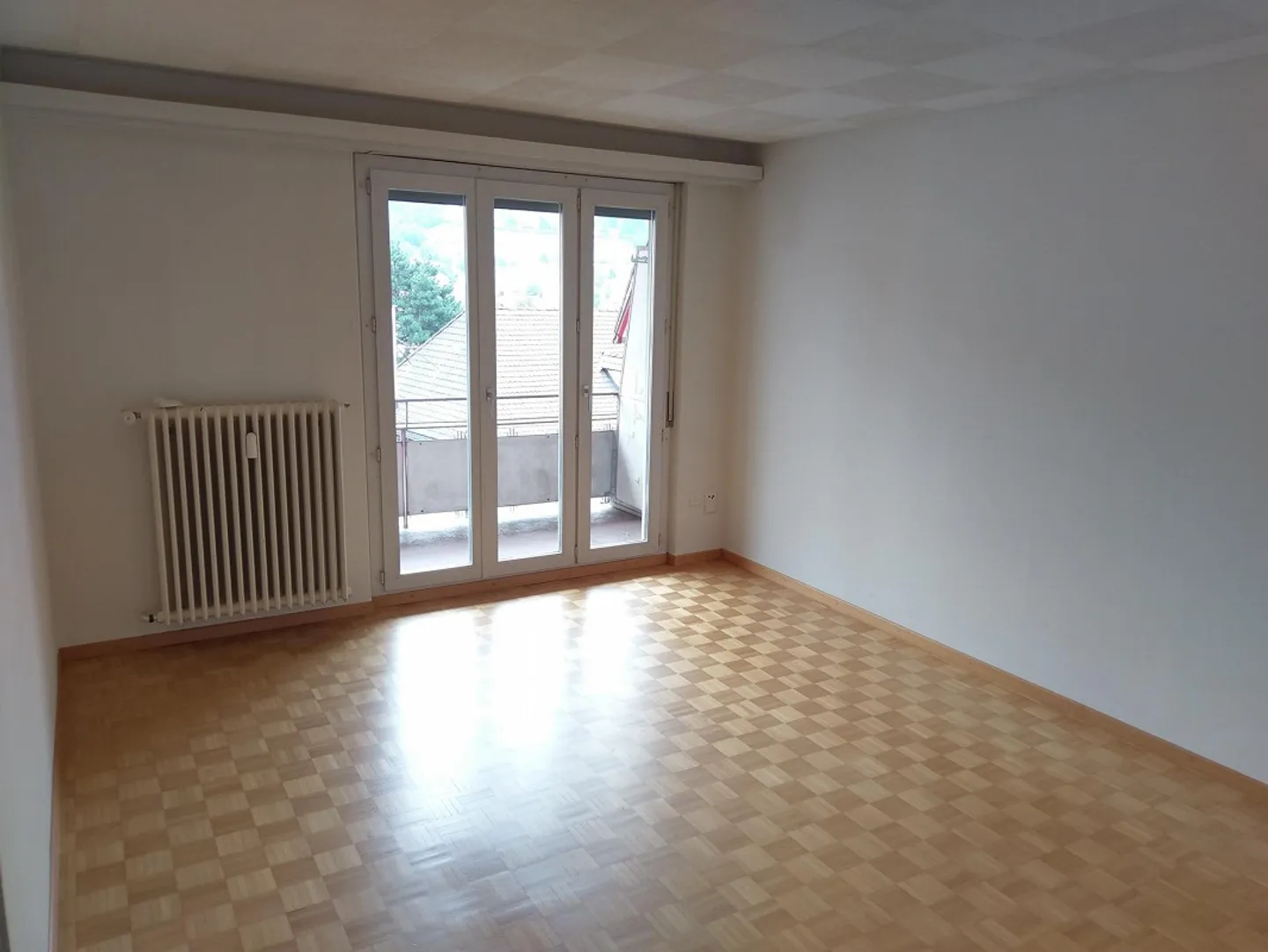 Charming old building apartment - Photo 3 of 4