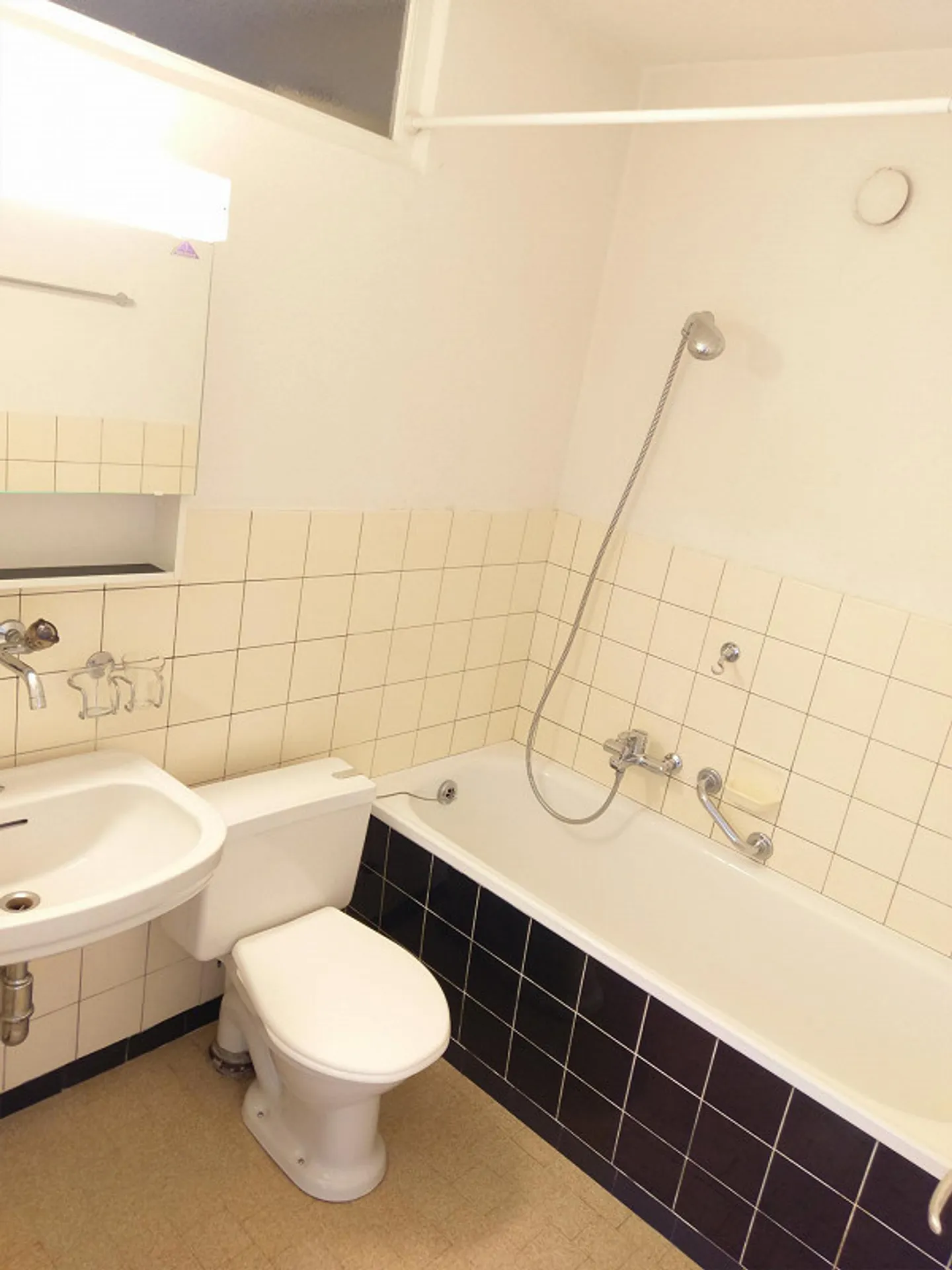 Charming old building apartment - Photo 4 of 4