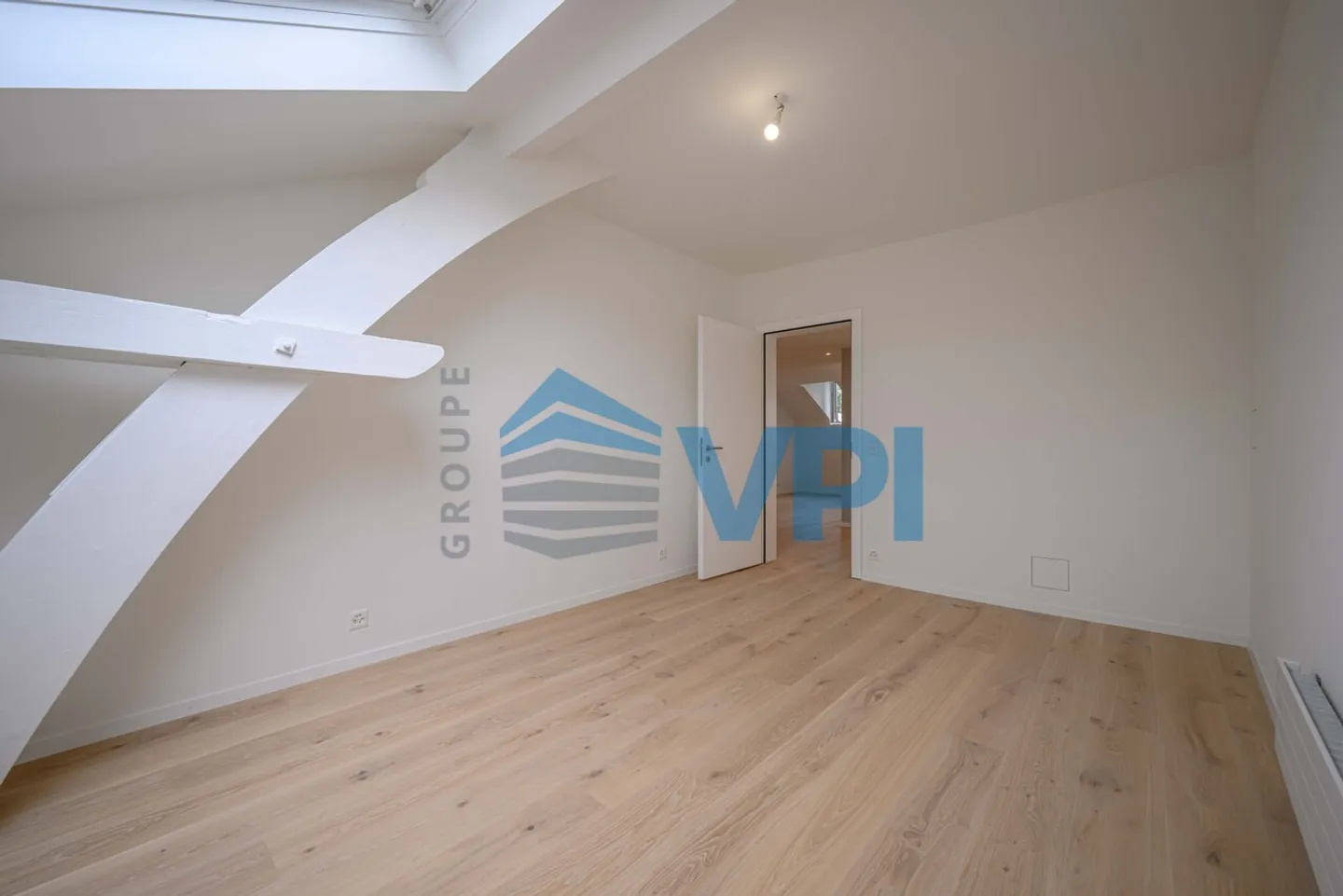 VEVEY - WUNDERSCHÖNE 2,5 ZIMMER RENOVIERT IM DACHGESCHOSS - Foto 3 von 8