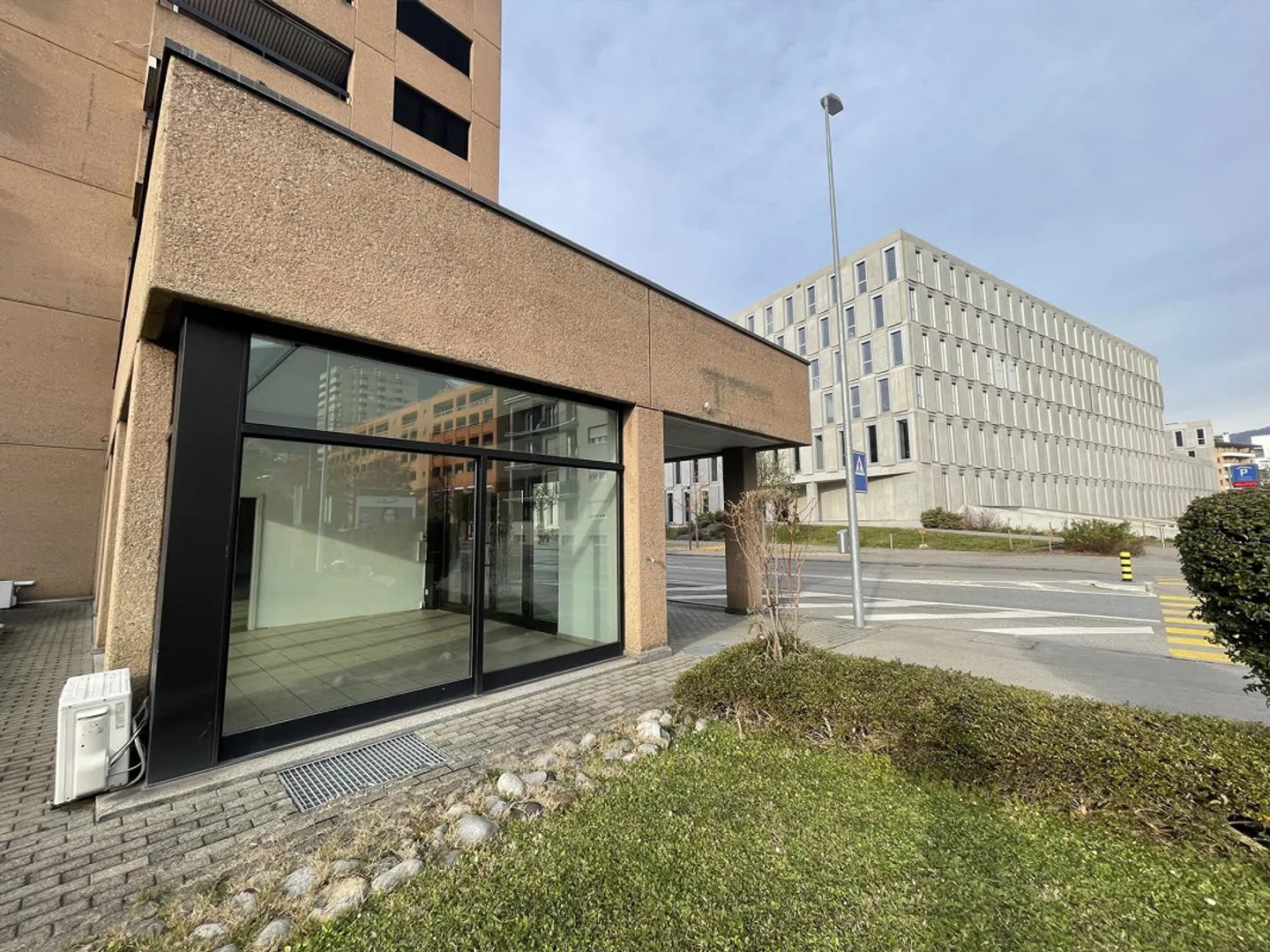 SPACIOUS COMMERCIAL SPACE WITH WINDOWS IN A HIGH-TRAFFIC AREA - Photo 10 of 13