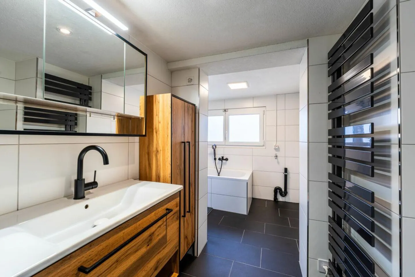 Charming single-family house with potential in a central location - Photo 4 of 5