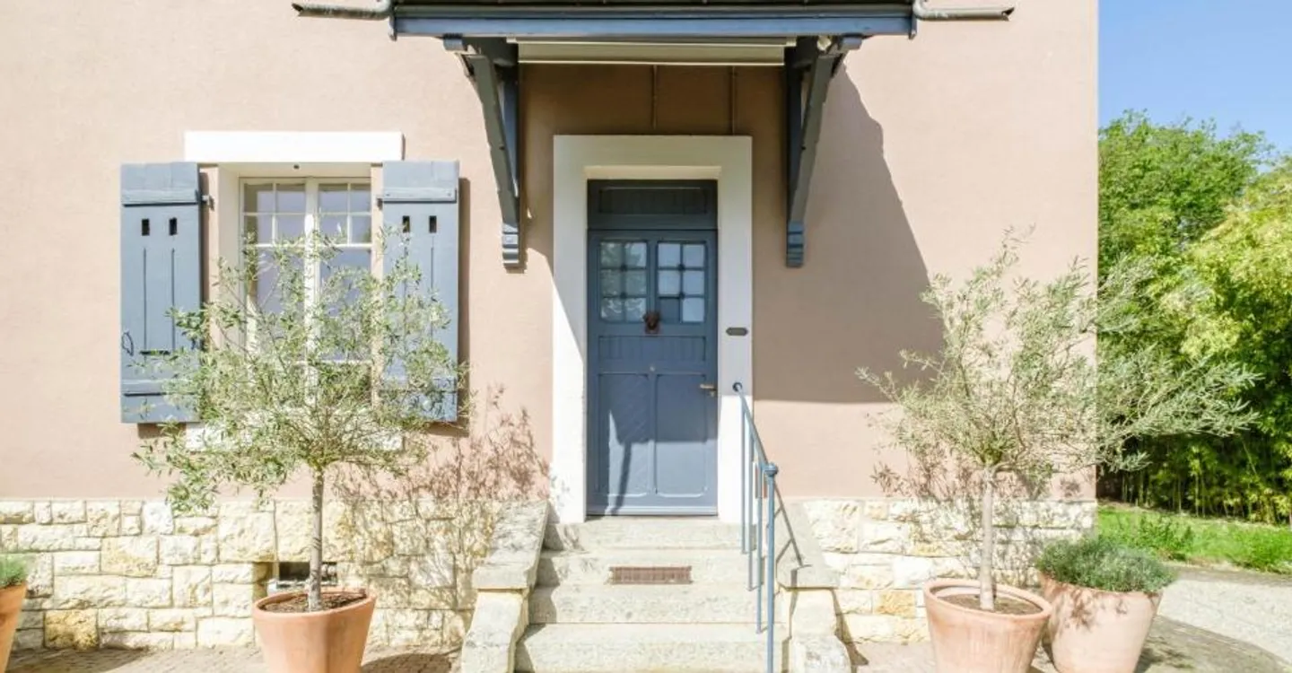 LARGE INDIVIDUAL HOUSE - Photo 2 of 3