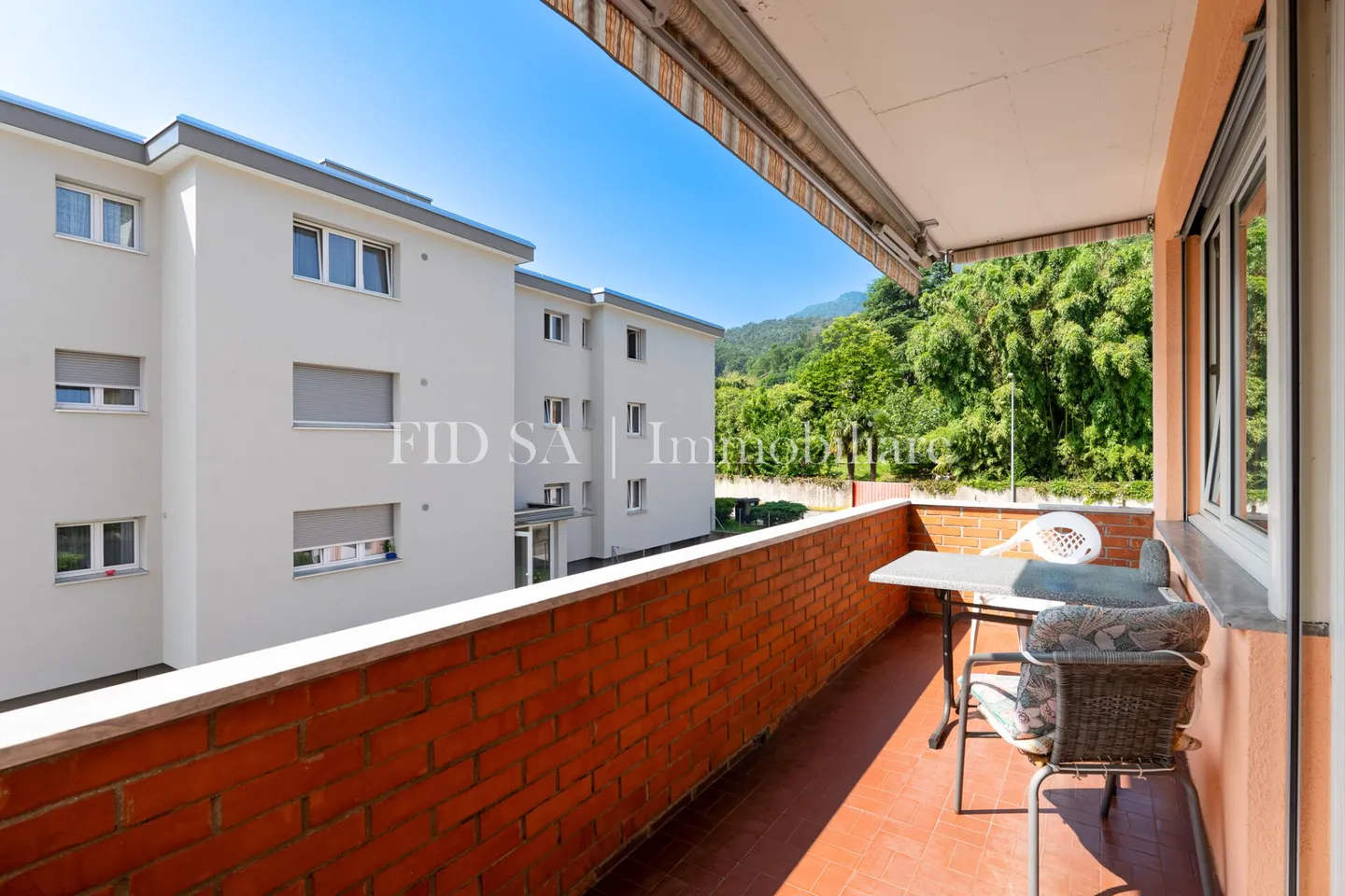 LOSONE - Ampio appartamento di 3,5 locali in un tranquillo quartiere residenziale - Foto 3 di 10