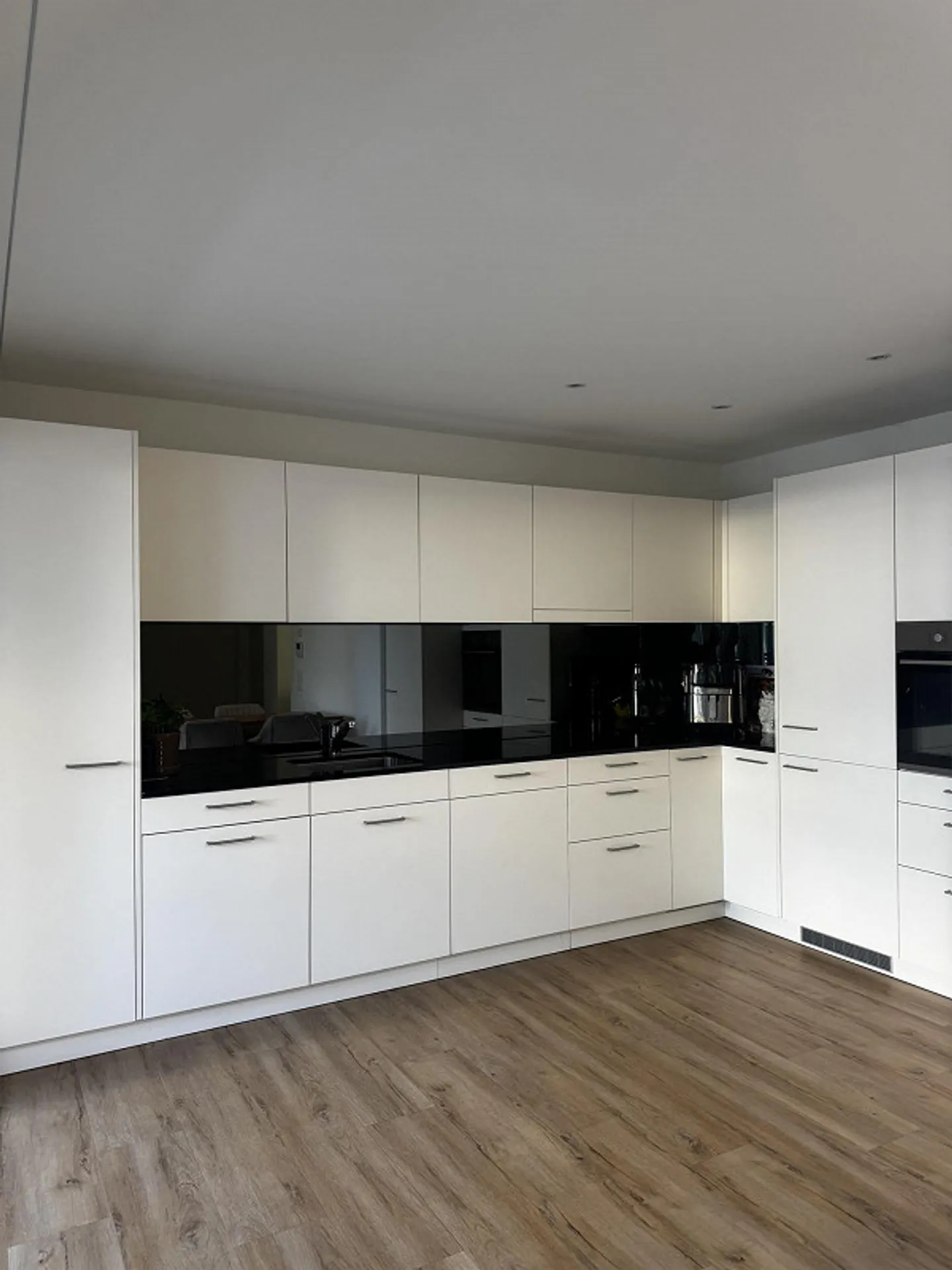 Moderno appartamento giardino 2.5 camere (80 m²) con balcone e lavatrice privata - Foto 2 di 7