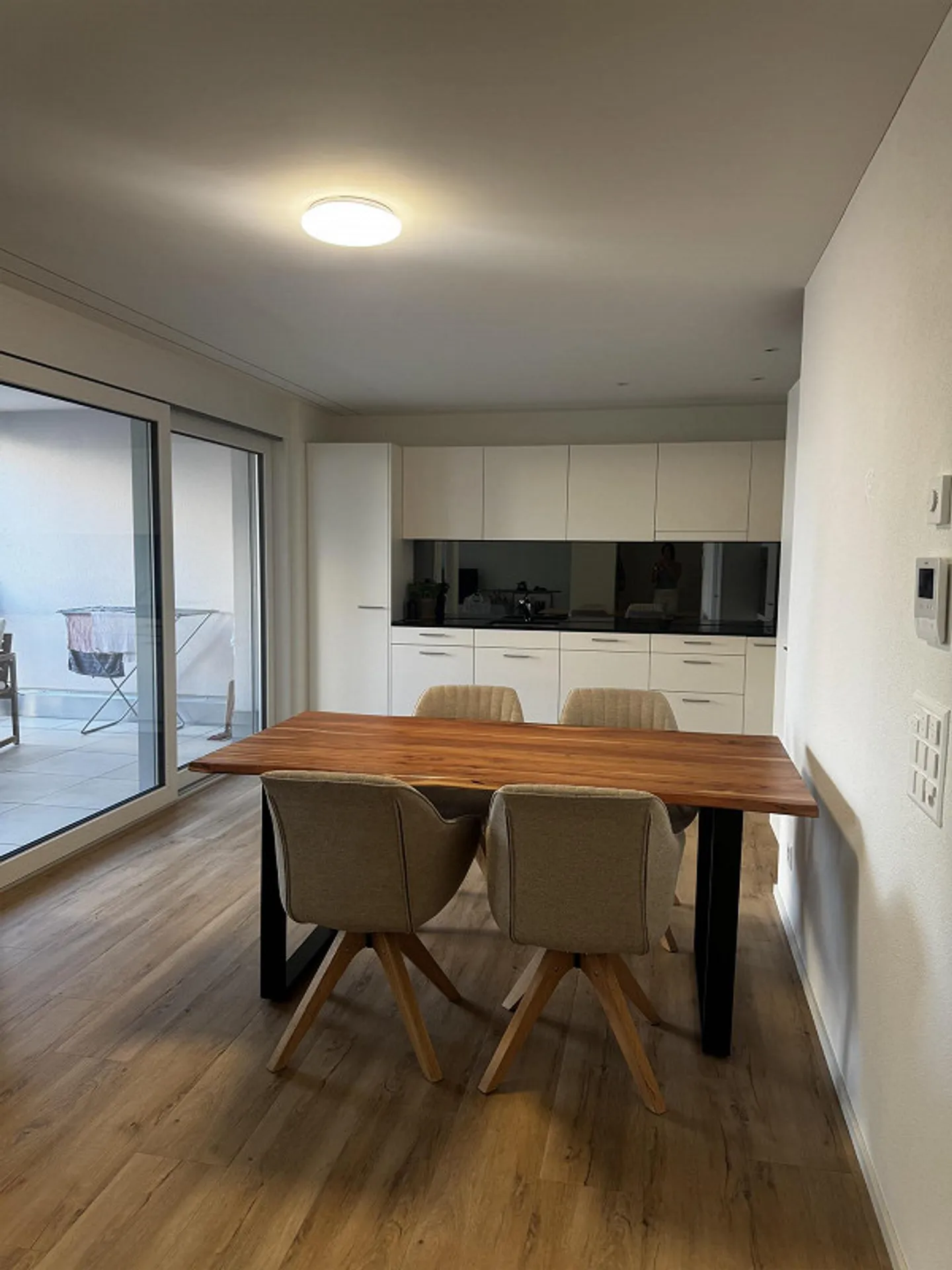 Moderno appartamento giardino 2.5 camere (80 m²) con balcone e lavatrice privata - Foto 3 di 7