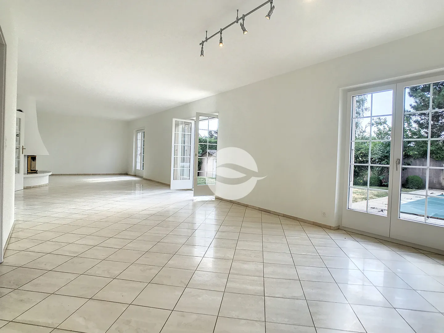 Stupenda villa ristrutturata con piscina e giardino - Foto 2 di 14