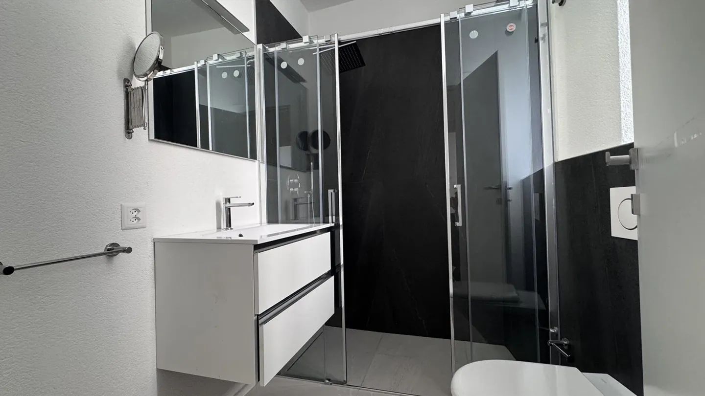 ELEGANTE 2.5-ZIMMER-WOHNUNG IM ZENTRUM VON MENDRISIO - Foto 8 von 10