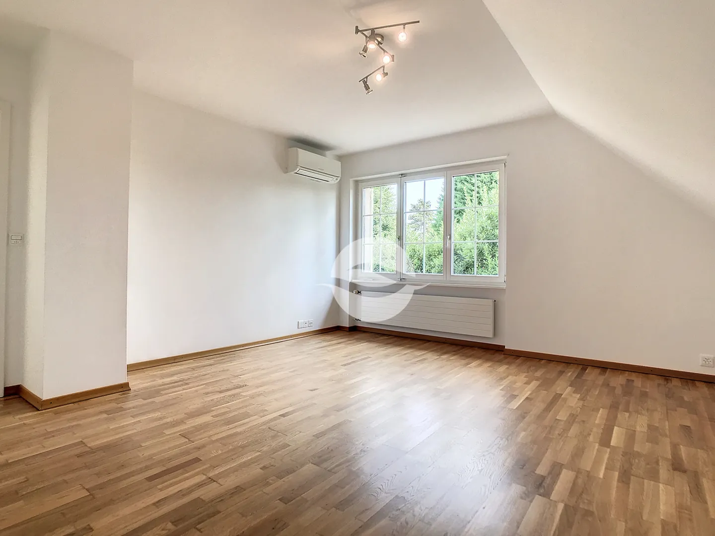 Stupenda villa ristrutturata con piscina e giardino - Foto 10 di 14