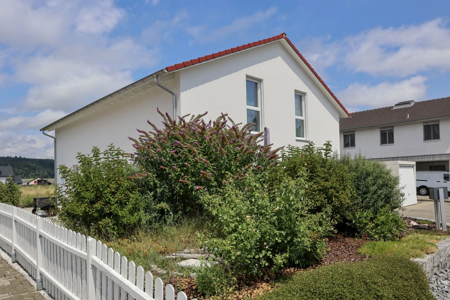 Modernes 6 1/2 Zimmer Einfamilienhaus mit zusätzlicher 2-Zimmer Einliegerwohnung (rollstuhlgängig) an sehr ruhiger und sonniger Lage - Foto 2 von 14