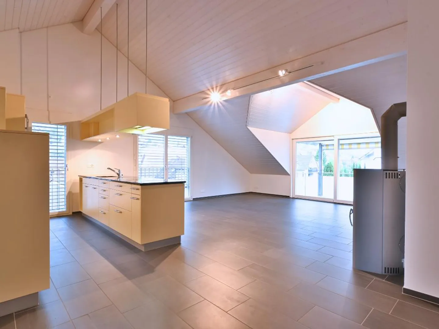 Gansingen: Grosszügige 3.5-Zi-Dachwohnung mit Balkon, Kamin & Parkplatz - Foto 1 von 13