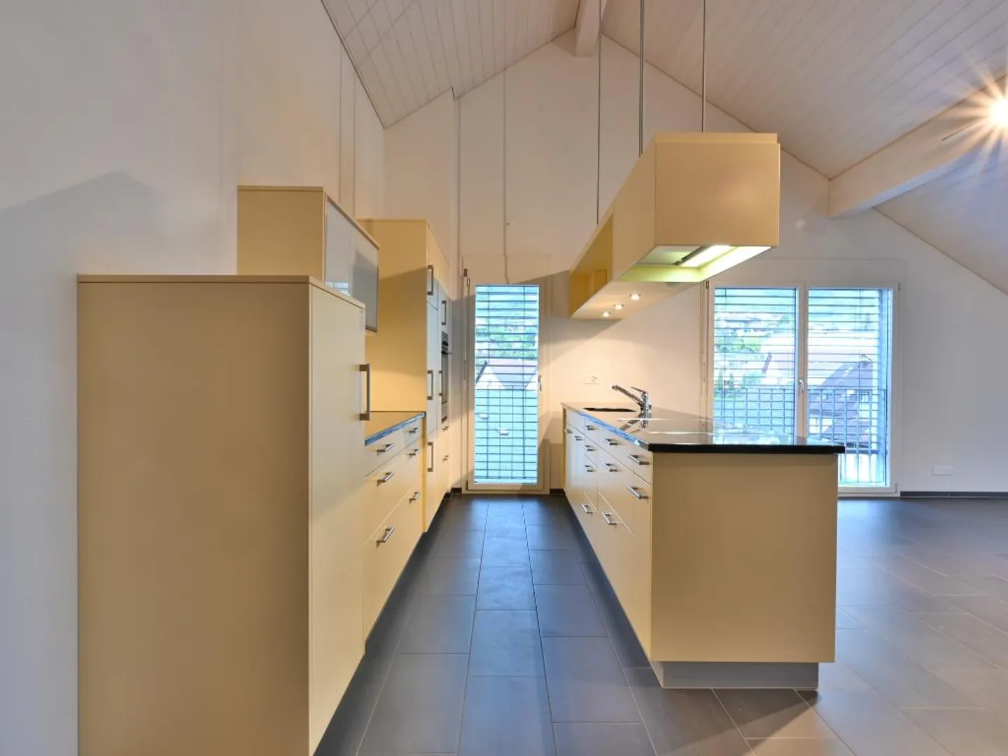 Gansingen: Grosszügige 3.5-Zi-Dachwohnung mit Balkon, Kamin & Parkplatz - Foto 4 von 13