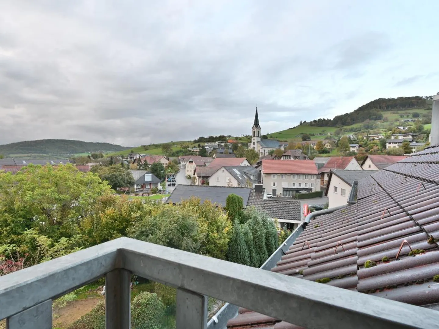 Gansingen: Grosszügige 3.5-Zi-Dachwohnung mit Balkon, Kamin & Parkplatz - Foto 6 von 13