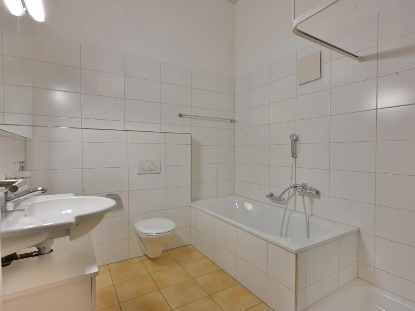 Gansingen: Grosszügige 3.5-Zi-Dachwohnung mit Balkon, Kamin & Parkplatz - Foto 7 von 13