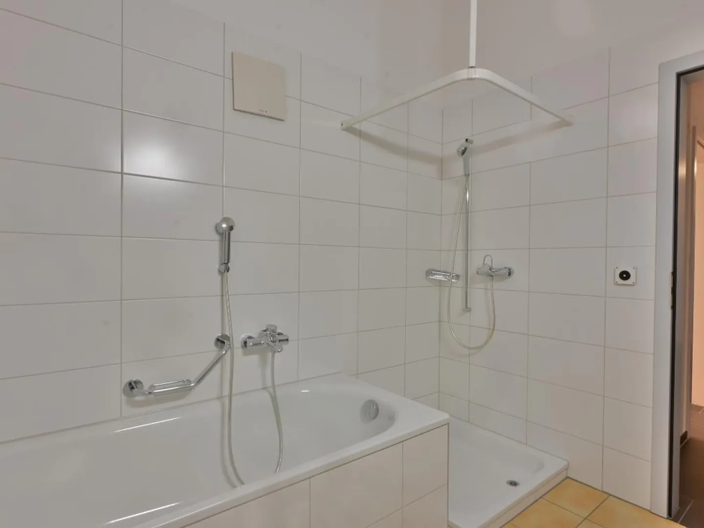 Gansingen: Grosszügige 3.5-Zi-Dachwohnung mit Balkon, Kamin & Parkplatz - Foto 8 von 13