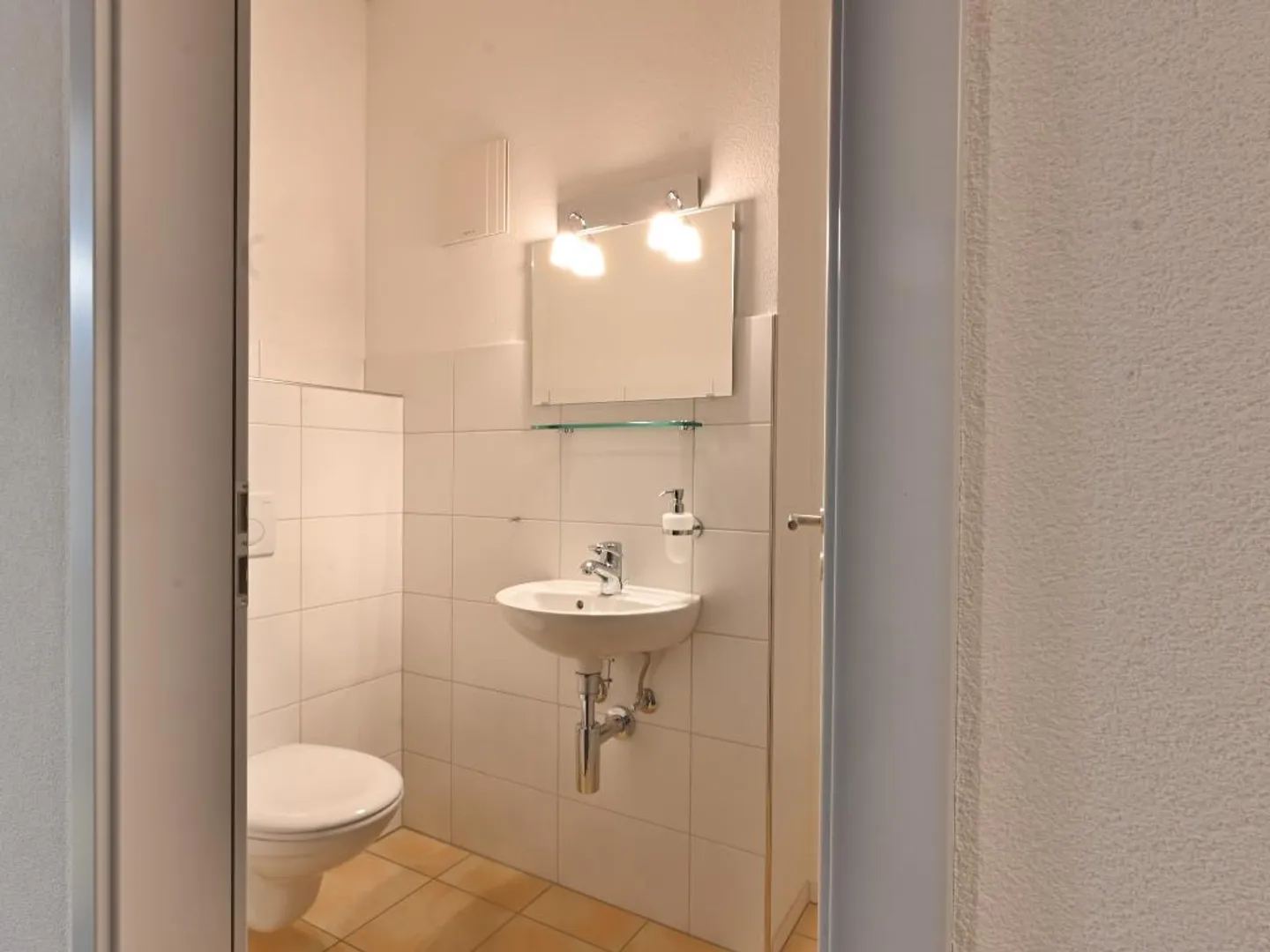 Gansingen: Grosszügige 3.5-Zi-Dachwohnung mit Balkon, Kamin & Parkplatz - Foto 9 von 13