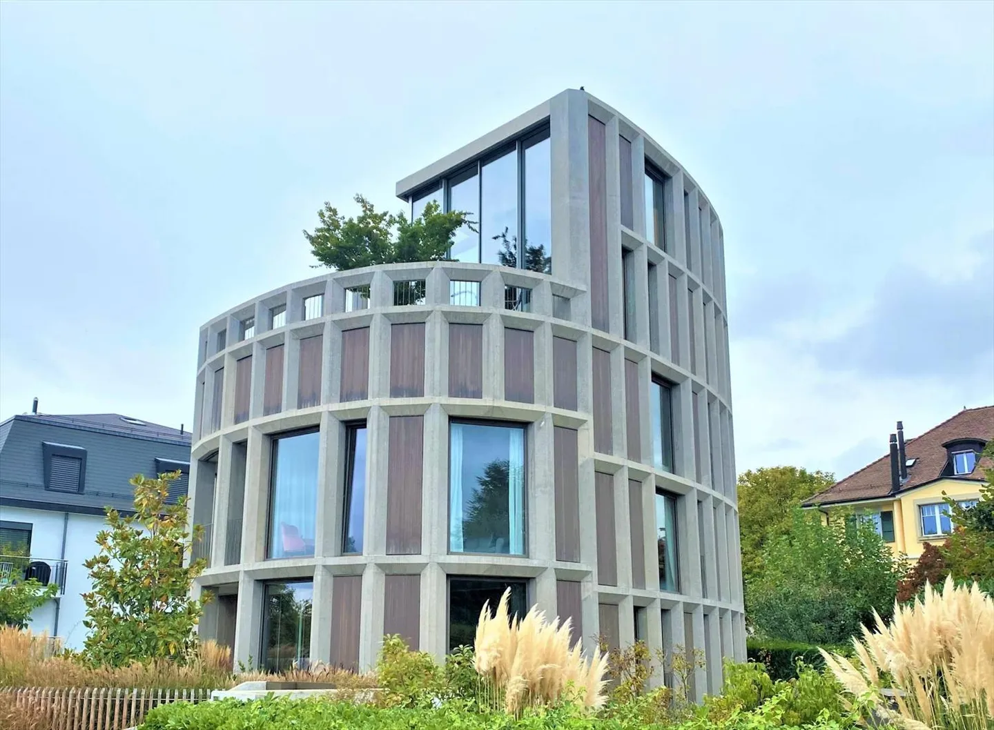 Outstanding 4.5-room apartment of high rank - Photo 2 of 3