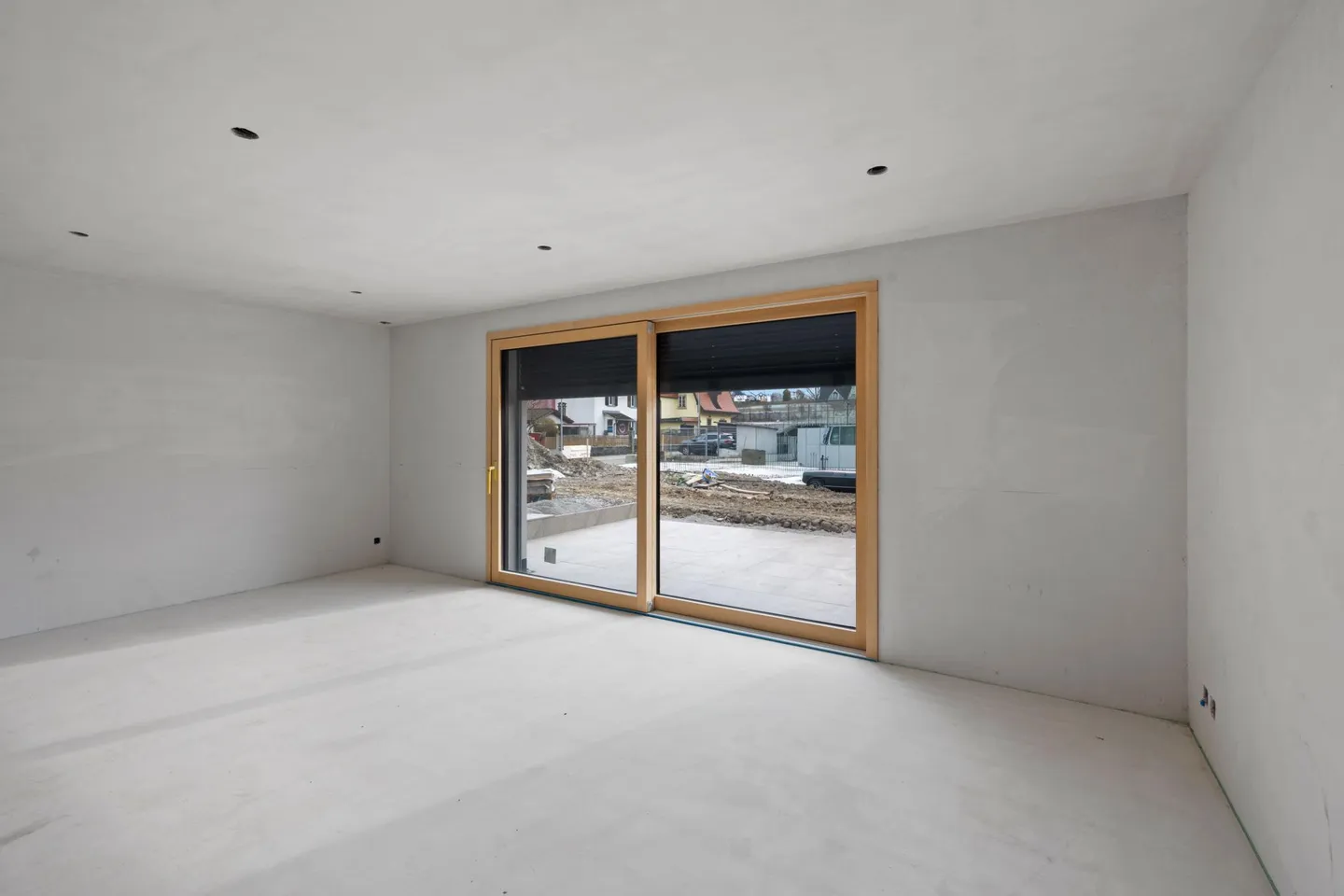 Modern, bright villa with private outdoor areas - Photo 4 of 10