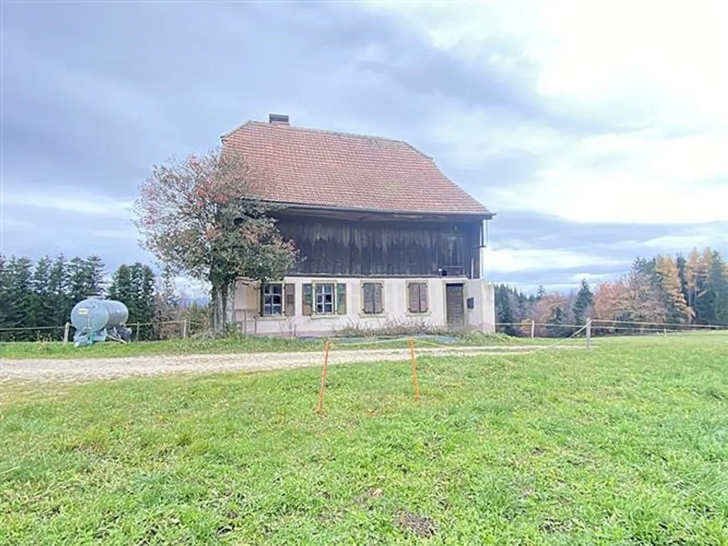CHÂTONNAYE - BAUERNHAUS MIT WICHTIGEM POTENZIAL - 7,5 ZIMMER - Foto 1 von 5
