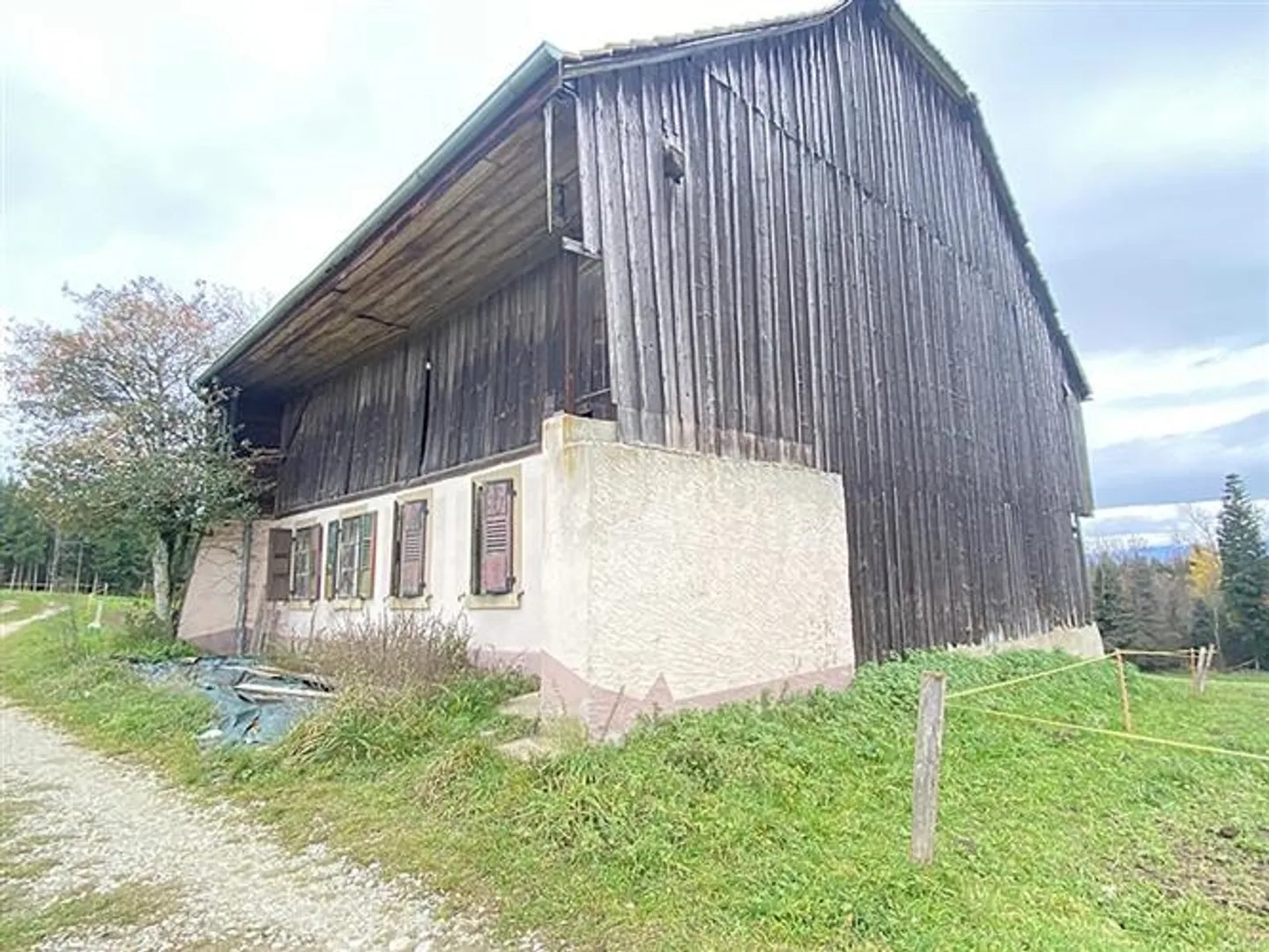 CHÂTONNAYE - BAUERNHAUS MIT WICHTIGEM POTENZIAL - 7,5 ZIMMER - Foto 2 von 5