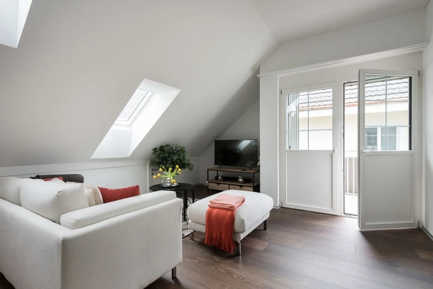 Modern penthouse apartment with new building character - Photo 2 of 9