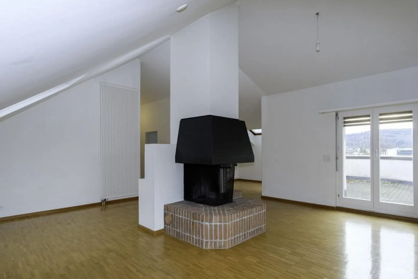 Appartamento attico affascinante di 110 m2 con camera/studio aggiuntivo, 2 terrazze, ripostigli - Foto 2 di 12