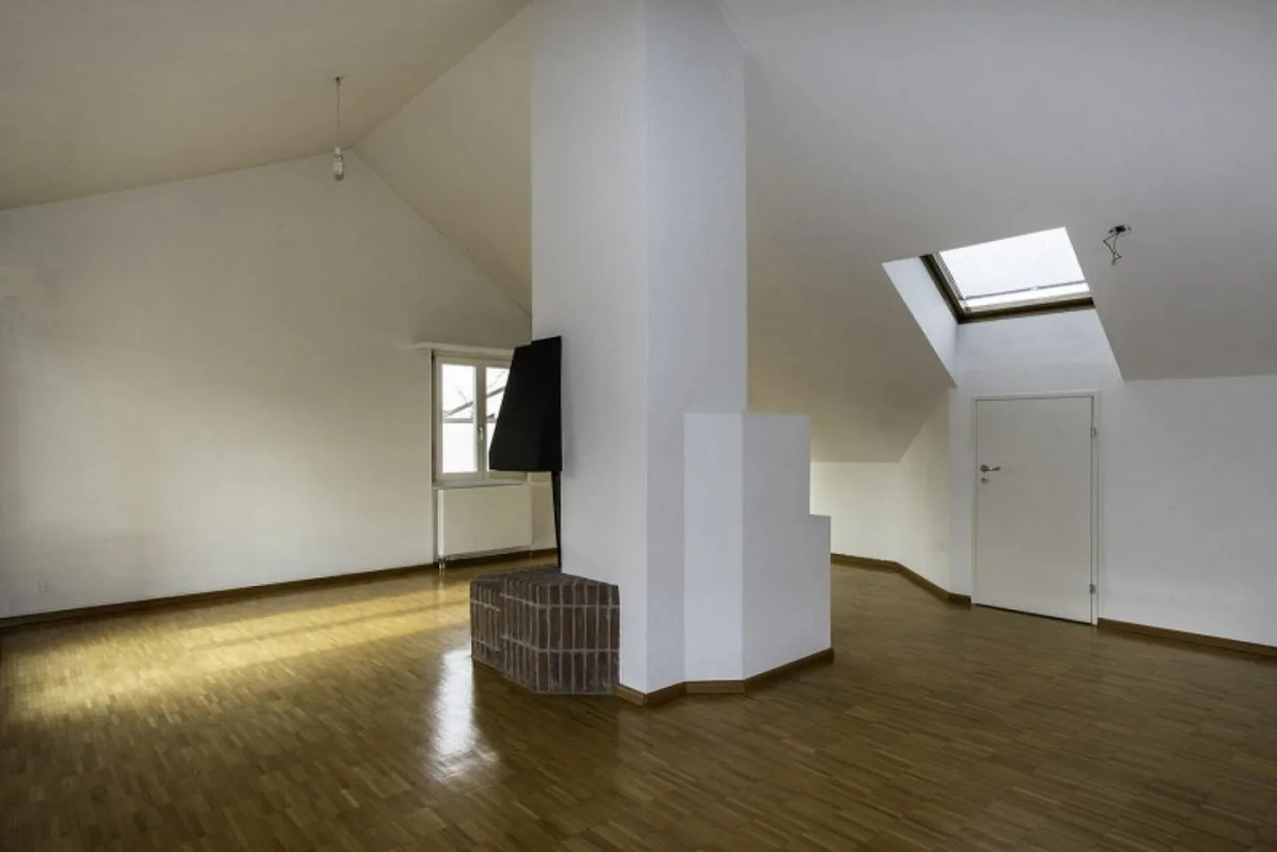 Appartamento attico affascinante di 110 m2 con camera/studio aggiuntivo, 2 terrazze, ripostigli - Foto 3 di 12