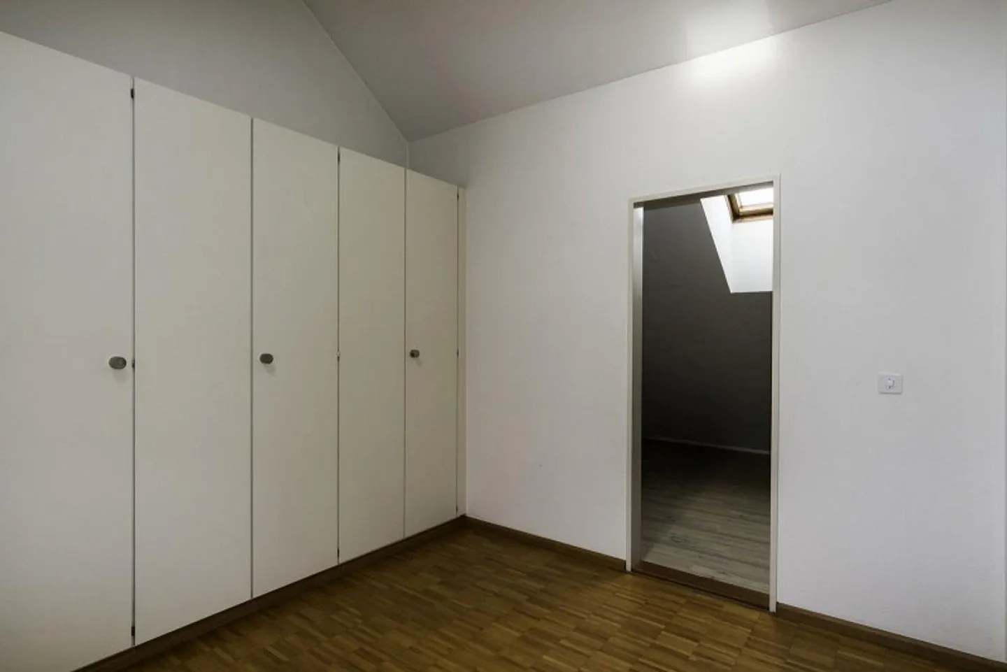 Appartamento attico affascinante di 110 m2 con camera/studio aggiuntivo, 2 terrazze, ripostigli - Foto 11 di 12