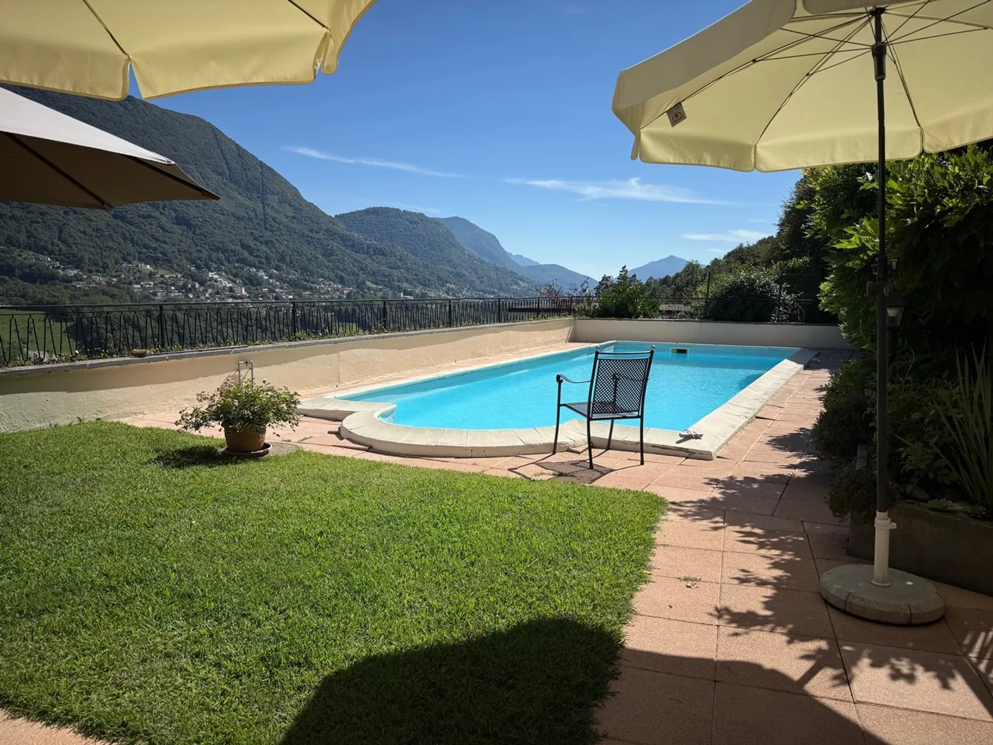 Villa con vista aperta e piscina - Foto 1 di 10