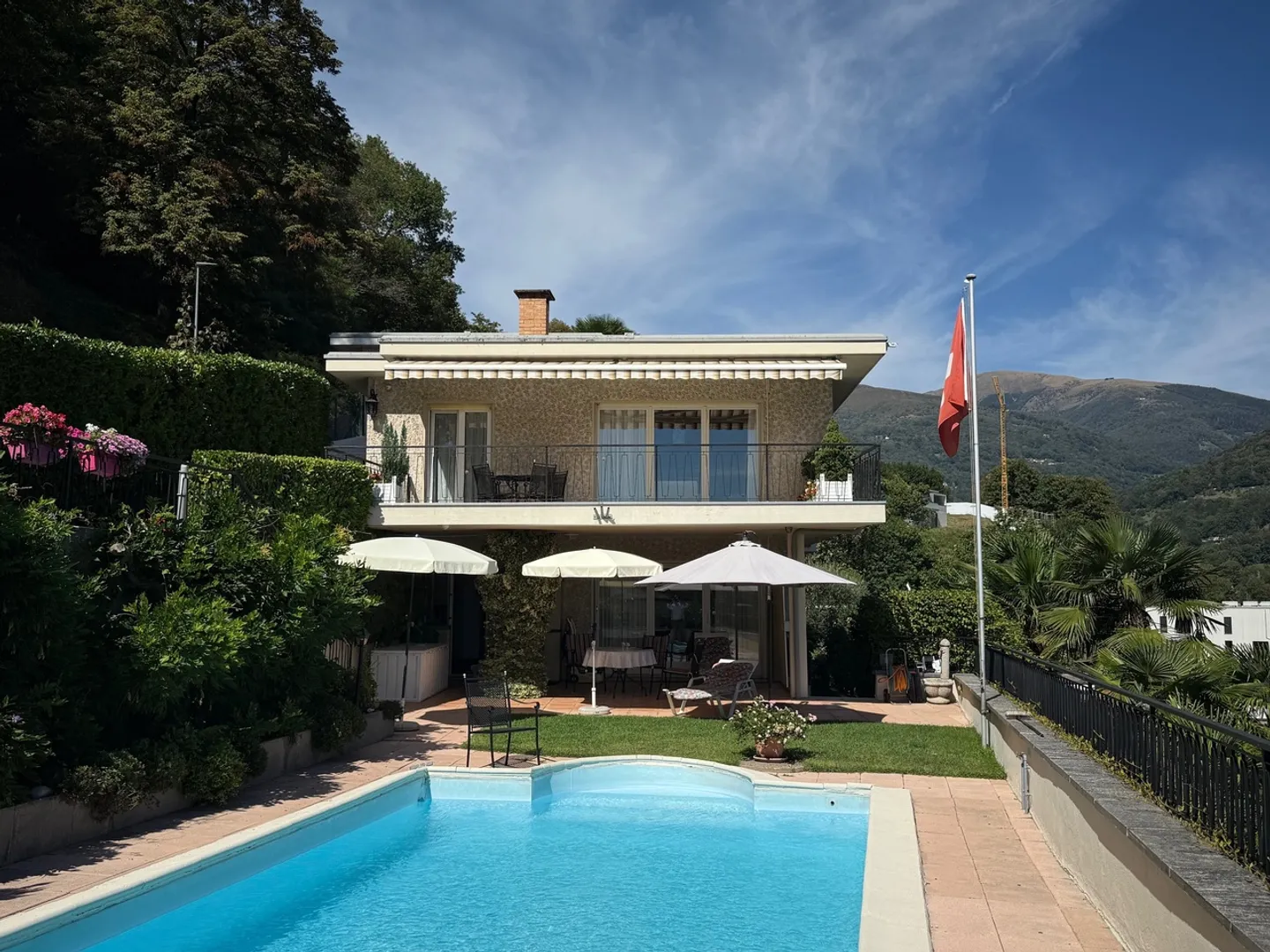 Villa con vista aperta e piscina - Foto 2 di 10