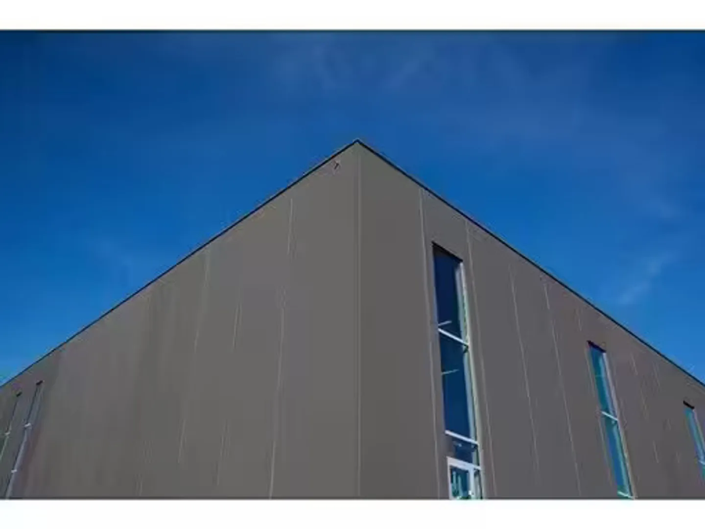 Industriehalle mit Parkplatz - Foto 1 von 1