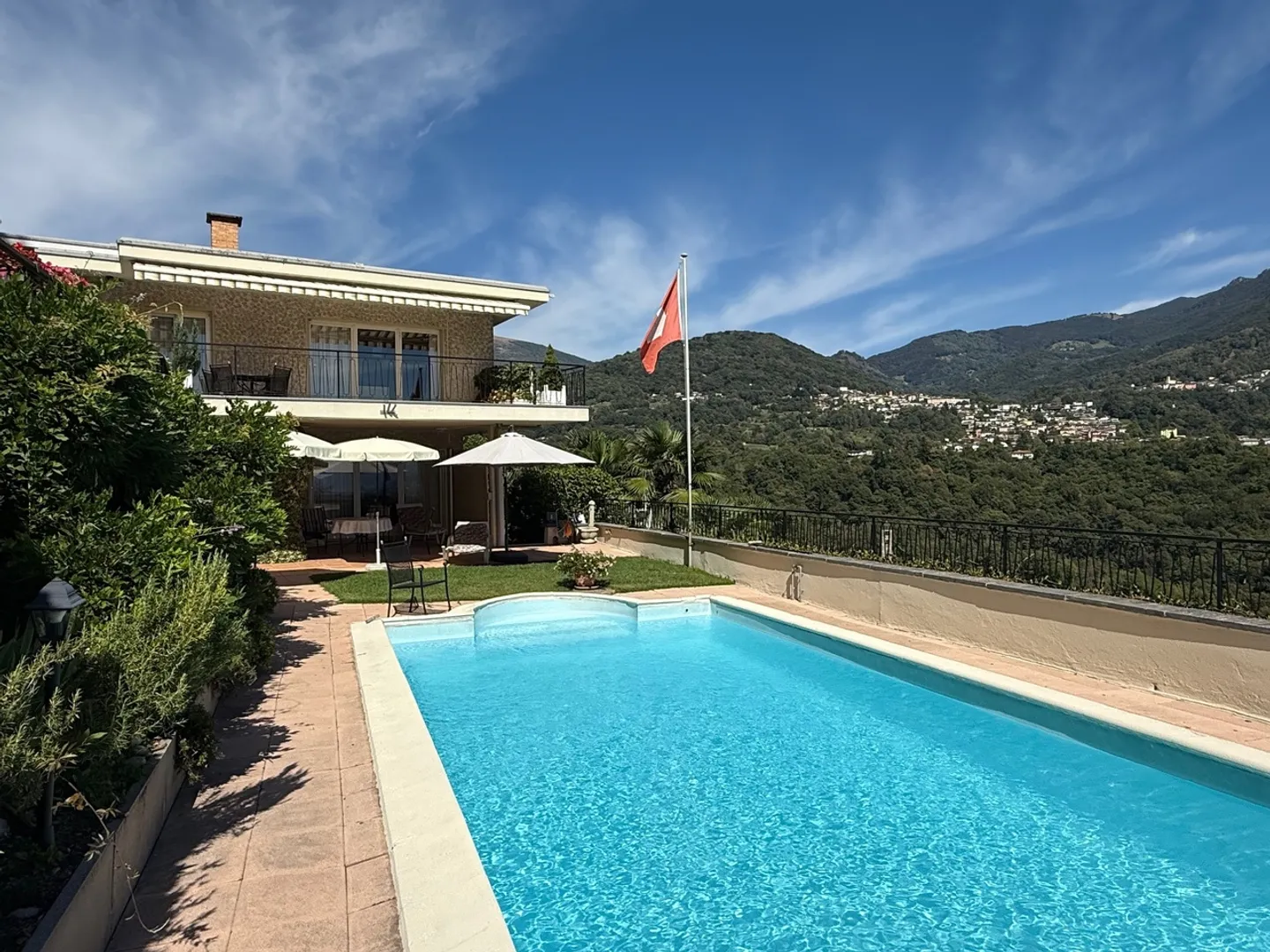 Villa con vista aperta e piscina - Foto 3 di 10